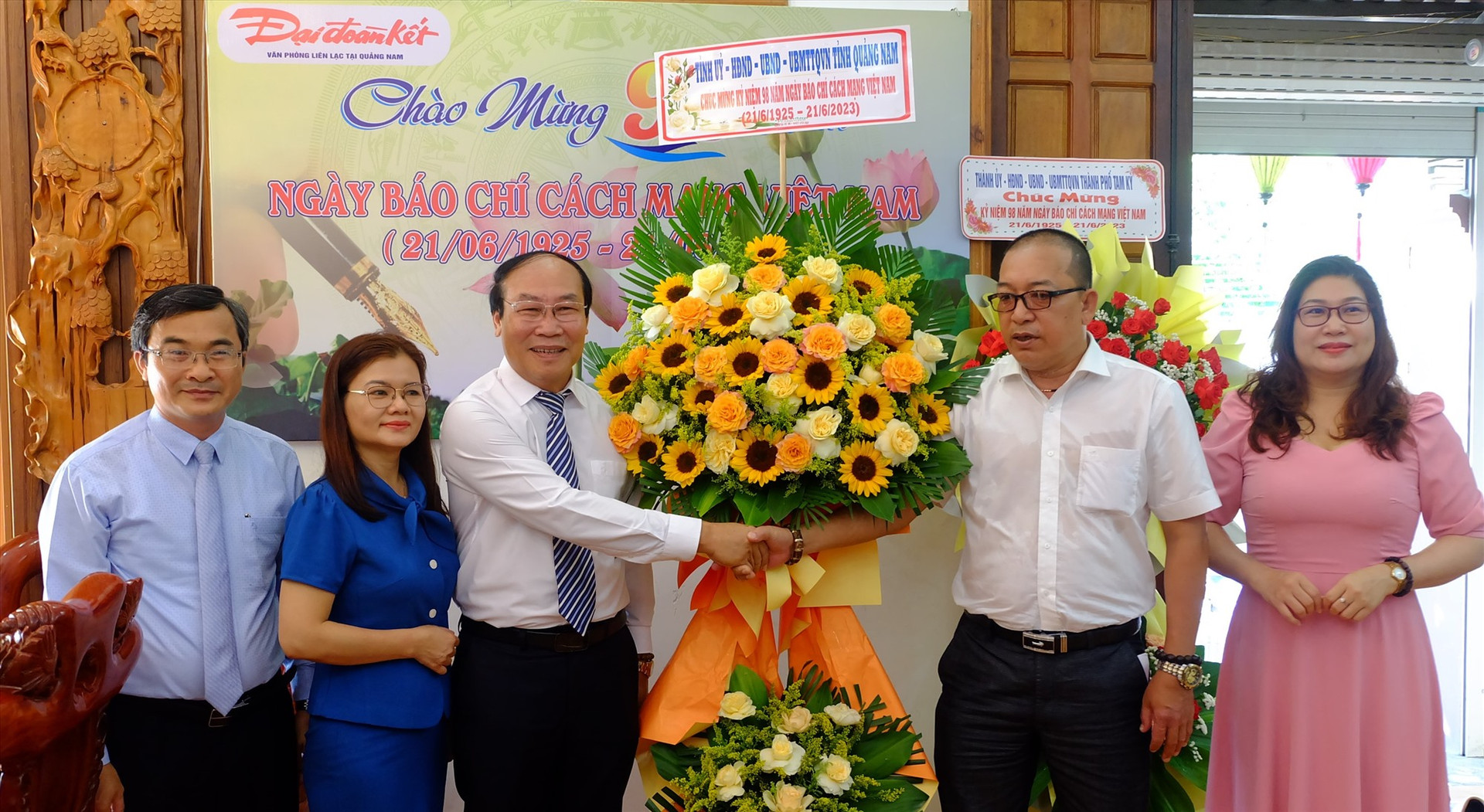 Chủ tịch Ủy ban MTTQ Việt Nam tỉnh Võ Xuân Ca thăm và chúc mừng văn phòng liên lạc Báo Đại đoàn kết tại Quảng Nam. Ảnh: M.L