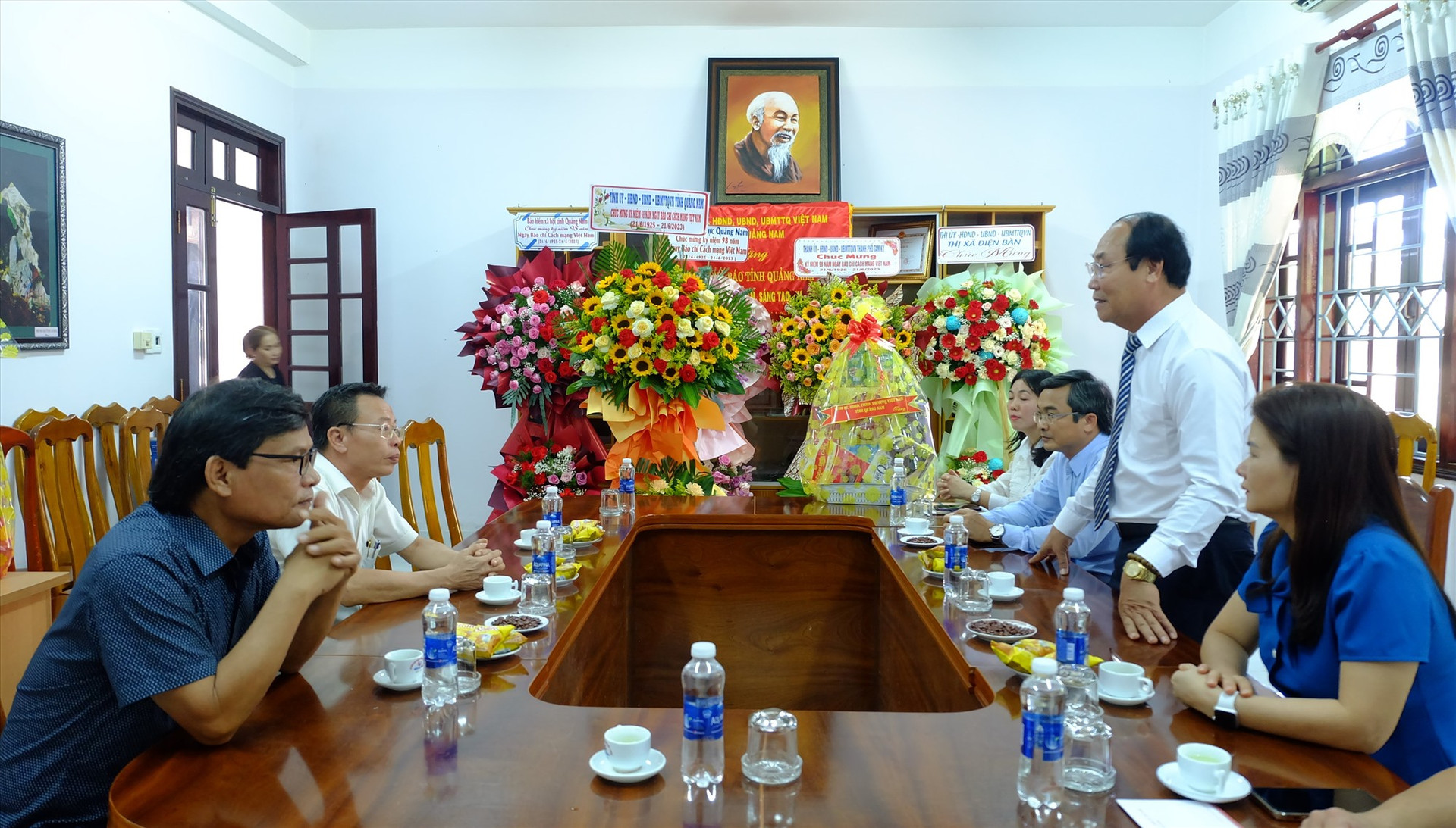 Chủ tịch Ủy ban MTTQ Việt Nam tỉnh Võ Xuân Ca thăm, chúc mừng Hội Nhà báo tỉnh. Ảnh: M.L