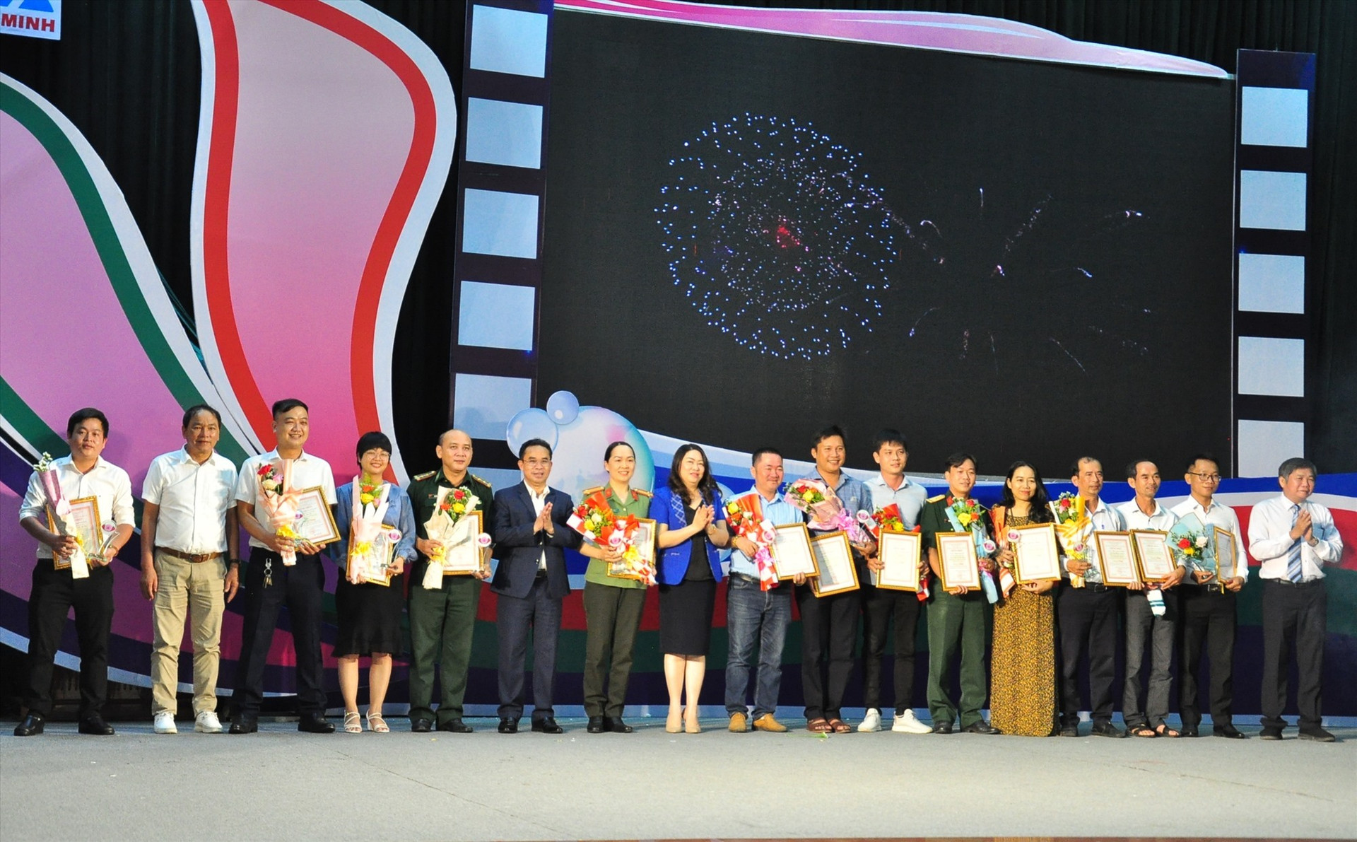 Trao giải Vàng cho các tác giả tham gia Liên hoan phát thanh - truyền hình tỉnh Quảng Nam lần thứ VII - năm 2022. Ảnh: V.A