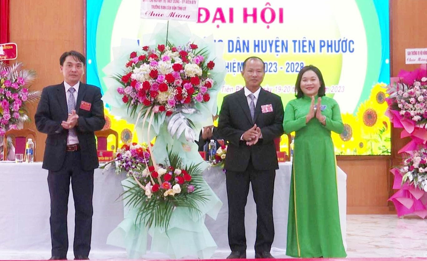 Đồng chí Huỳnh Thị Thùy Dung, Trưởng Ban dân vận Tỉnh ủy tặng hoa chúc mừng Đại hội. Ảnh:N.HƯNG