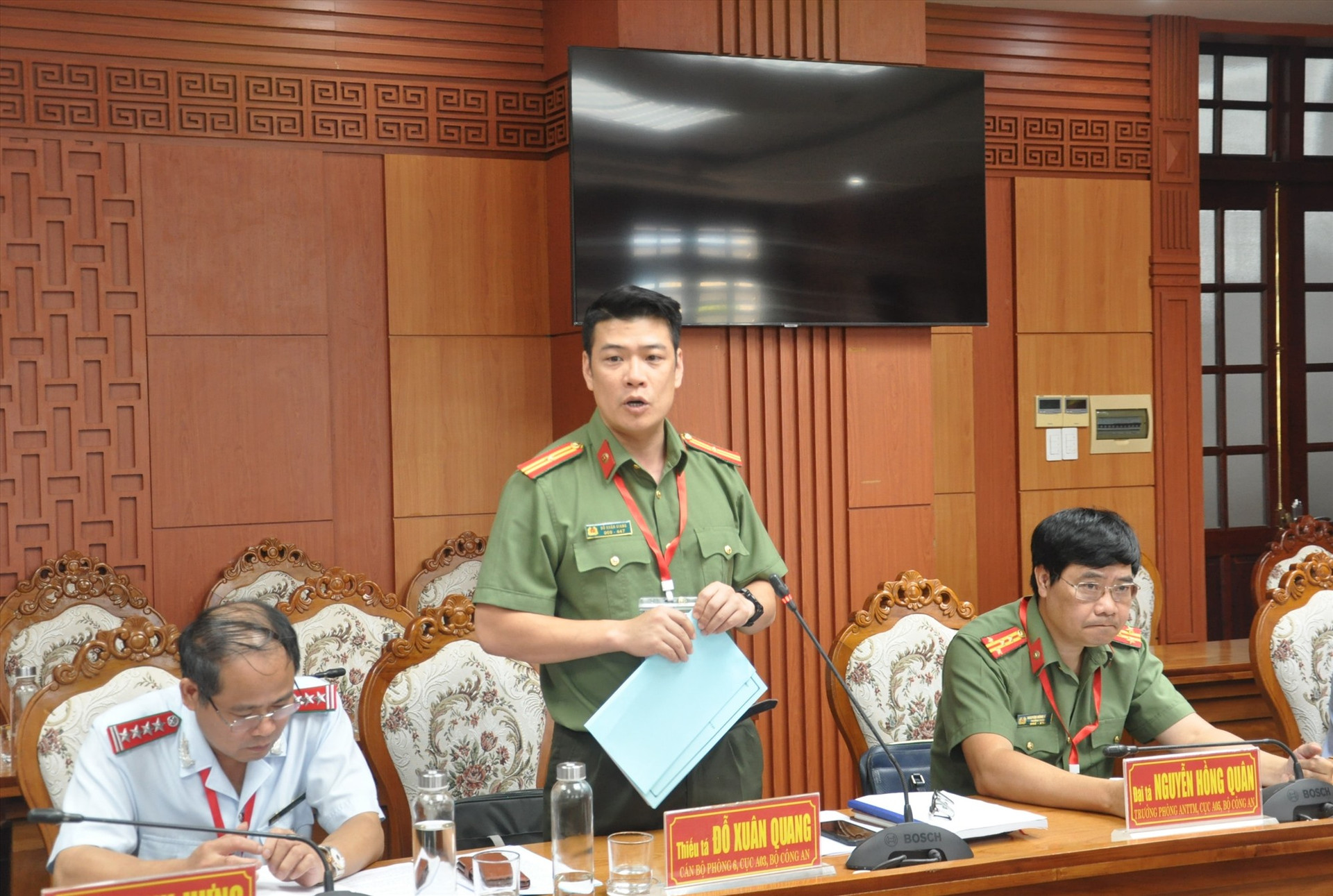 Thiếu tá Đỗ Xuân Giang - cán bộ Cục A03 Bộ Công an phát biểu tại cuộc làm việc. Ảnh: X.P