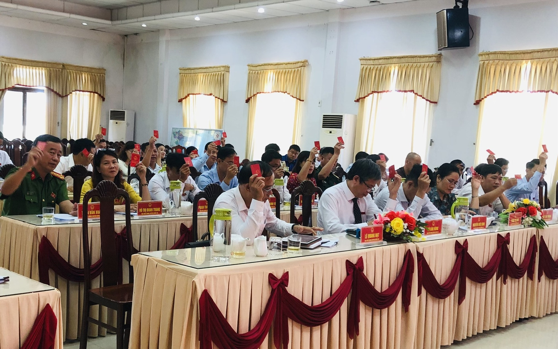 Các đại biểu HĐND huyện Thăng Bình biểu quyết thông qua Nghị quyết.