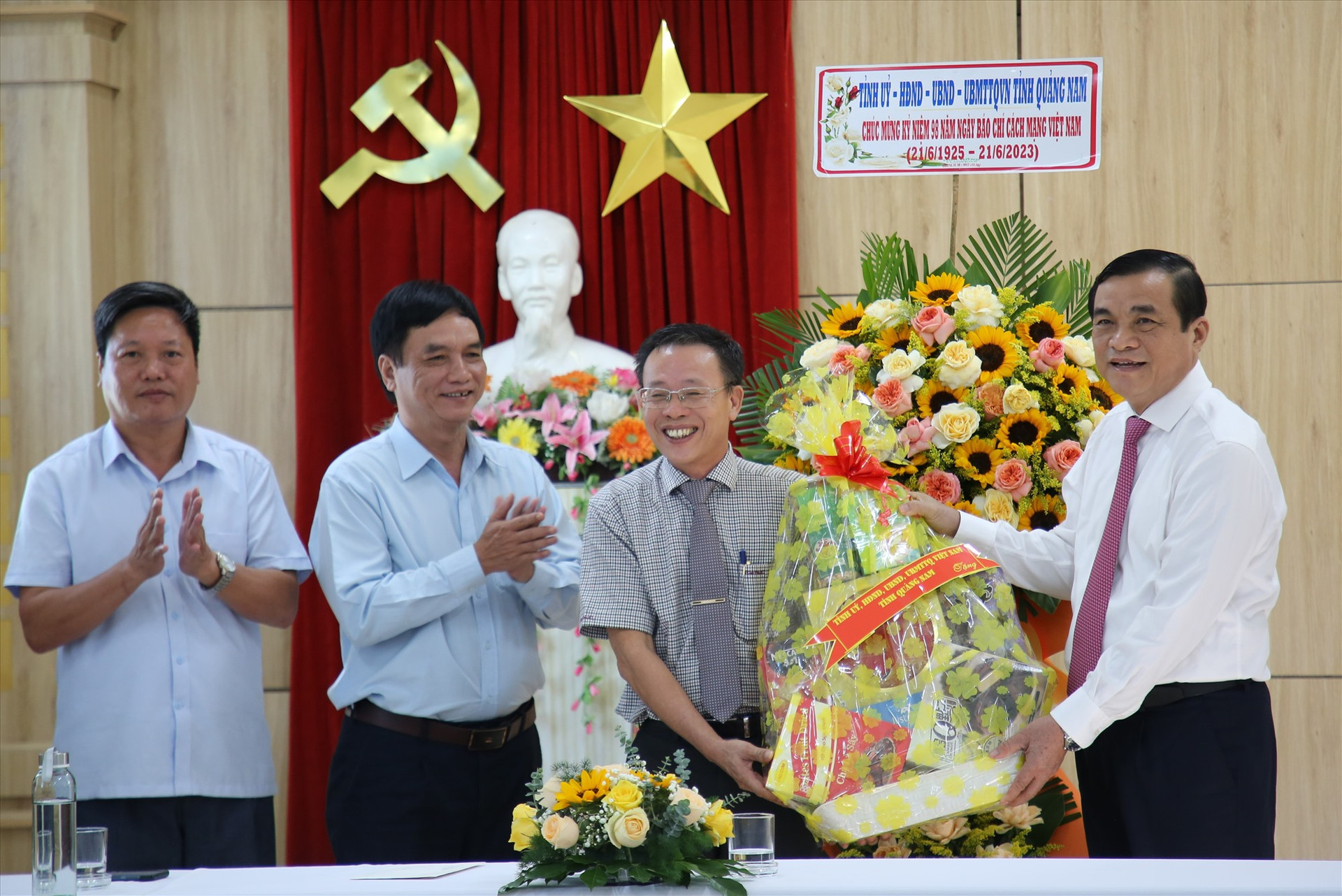 Ban Biên tập Báo Quảng Nam đón nhận quà động viên từ Bí thư Tỉnh ủy Phan Việt Cường. Ảnh: A.N