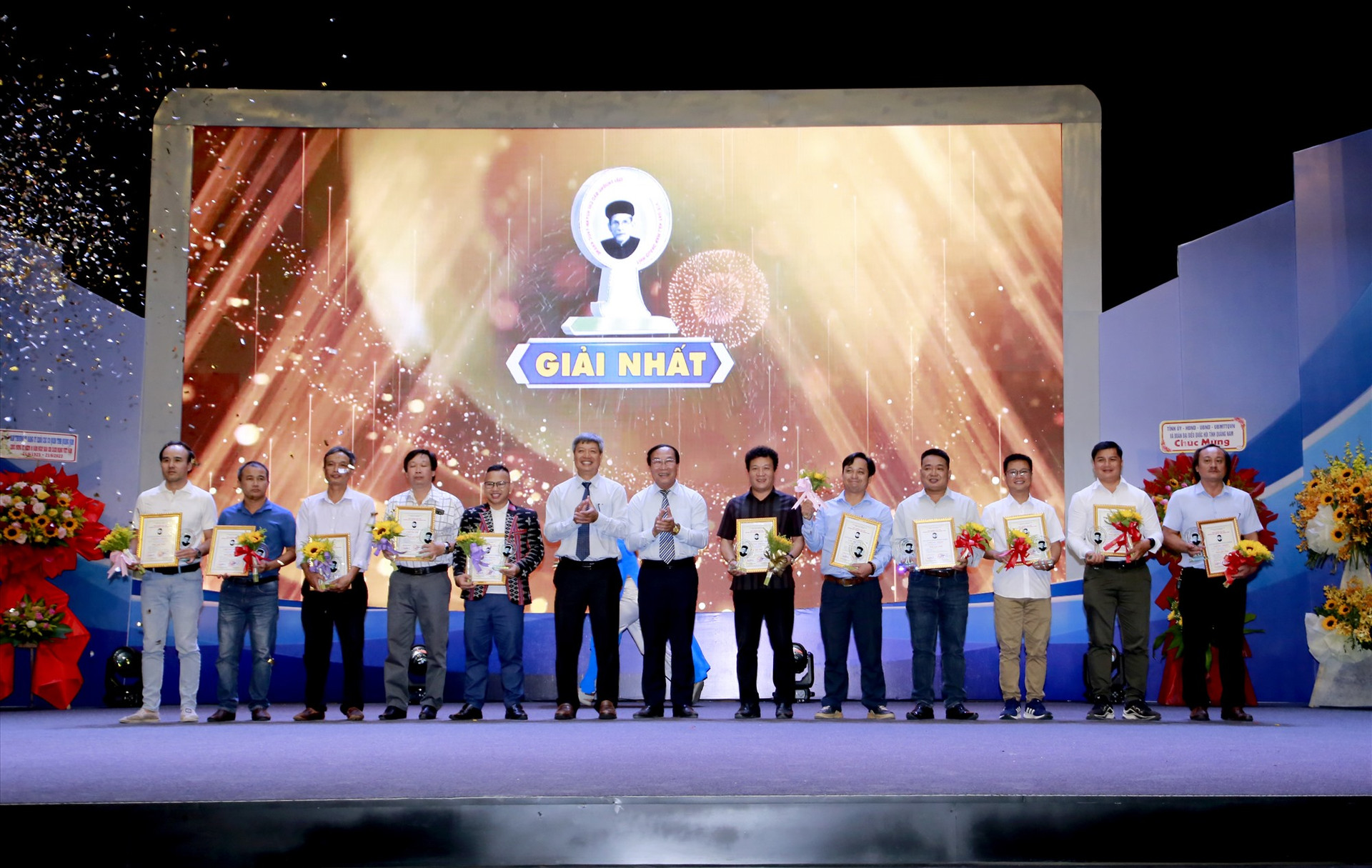 Các tác giả đoạt giải Nhất giải Báo chí Huỳnh Thúc Kháng mùa giải năm 2022 - 2023. Ảnh: HQ