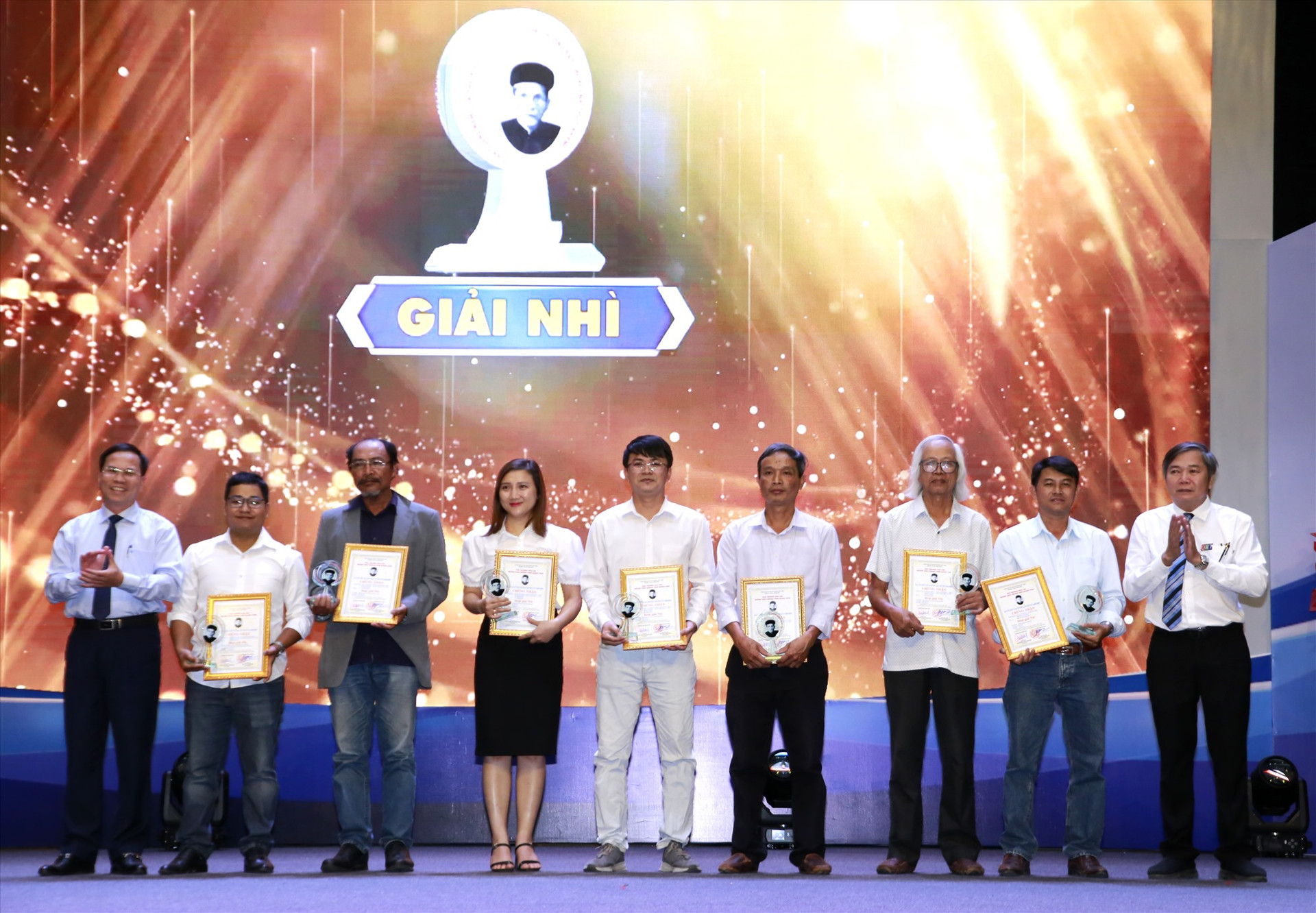 Các tác giả đoạt giải Nhất giải Báo chí Huỳnh Thúc Kháng mùa giải năm 2022 - 2023. Ảnh: HQ