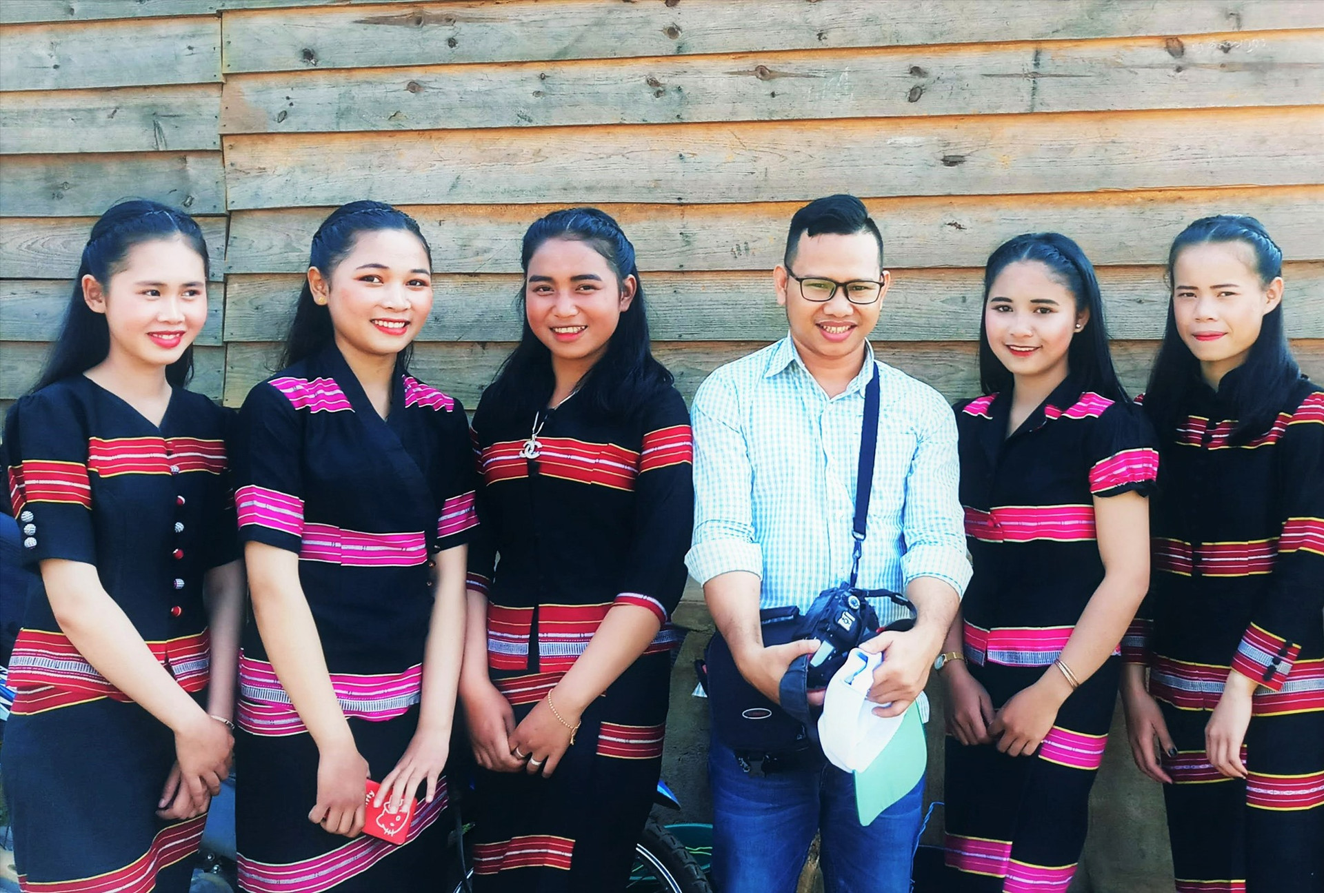 Phóng viên Báo Quảng Nam - Alăng Ngước chụp ảnh lưu niệm với thiếu nữ Lào. Ảnh: Đ.N