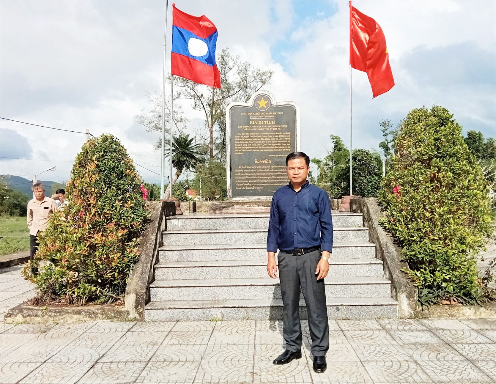 Nhà báo Phet-sỏn-phon Phôm-ma-sỏn chụp ảnh lưu niệm tại Khu kháng chiến Hạ Lào (Phú Ninh). Ảnh: NVCC