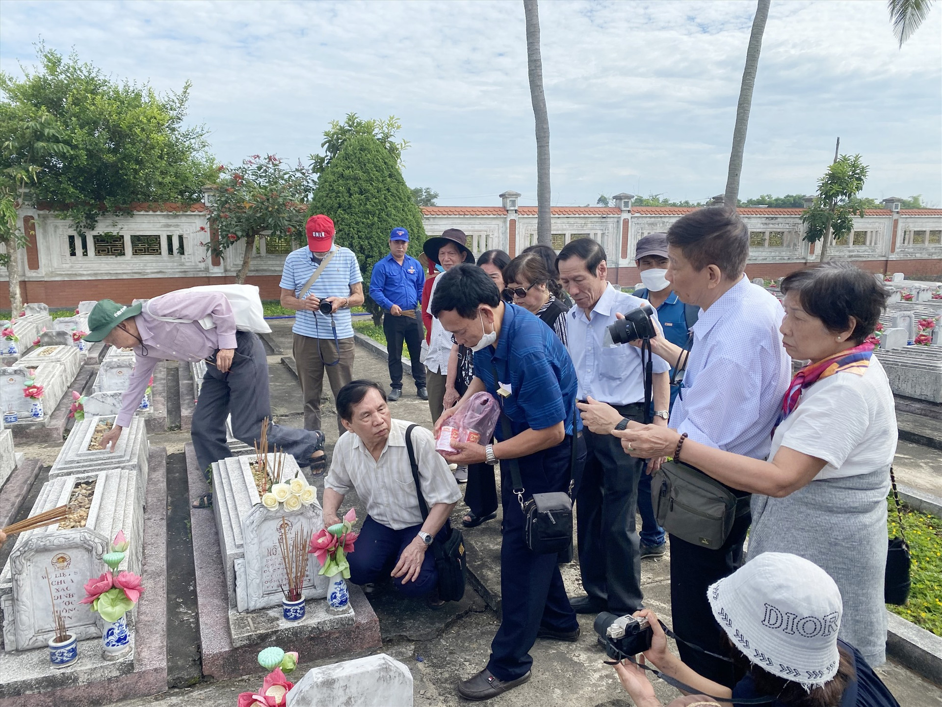 Các văn nghệ sĩ thắp hương trên mộ liệt sĩ, nhà báo Nguyễn Hồng tháng 5/2022. Ảnh: TRẦN ĐĂNG