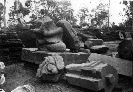 Hiện vật khai quật tại di tích Đồng Dương 1903, có cả tượng Phật và bệ Yoni. Ảnh tư liệu của EFEO