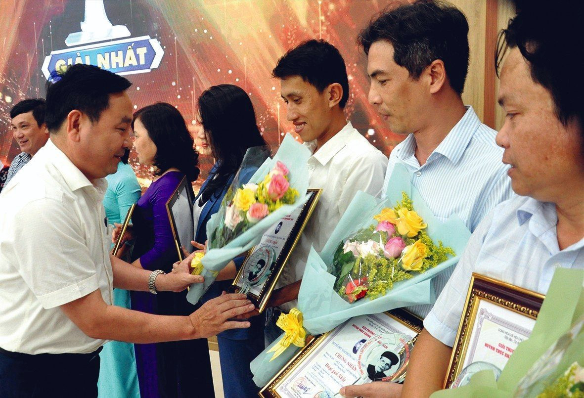 Lễ trao Giải báo chí Huỳnh Thúc Kháng lần thứ XVI (2021 - 2022). Ảnh: A.NHI