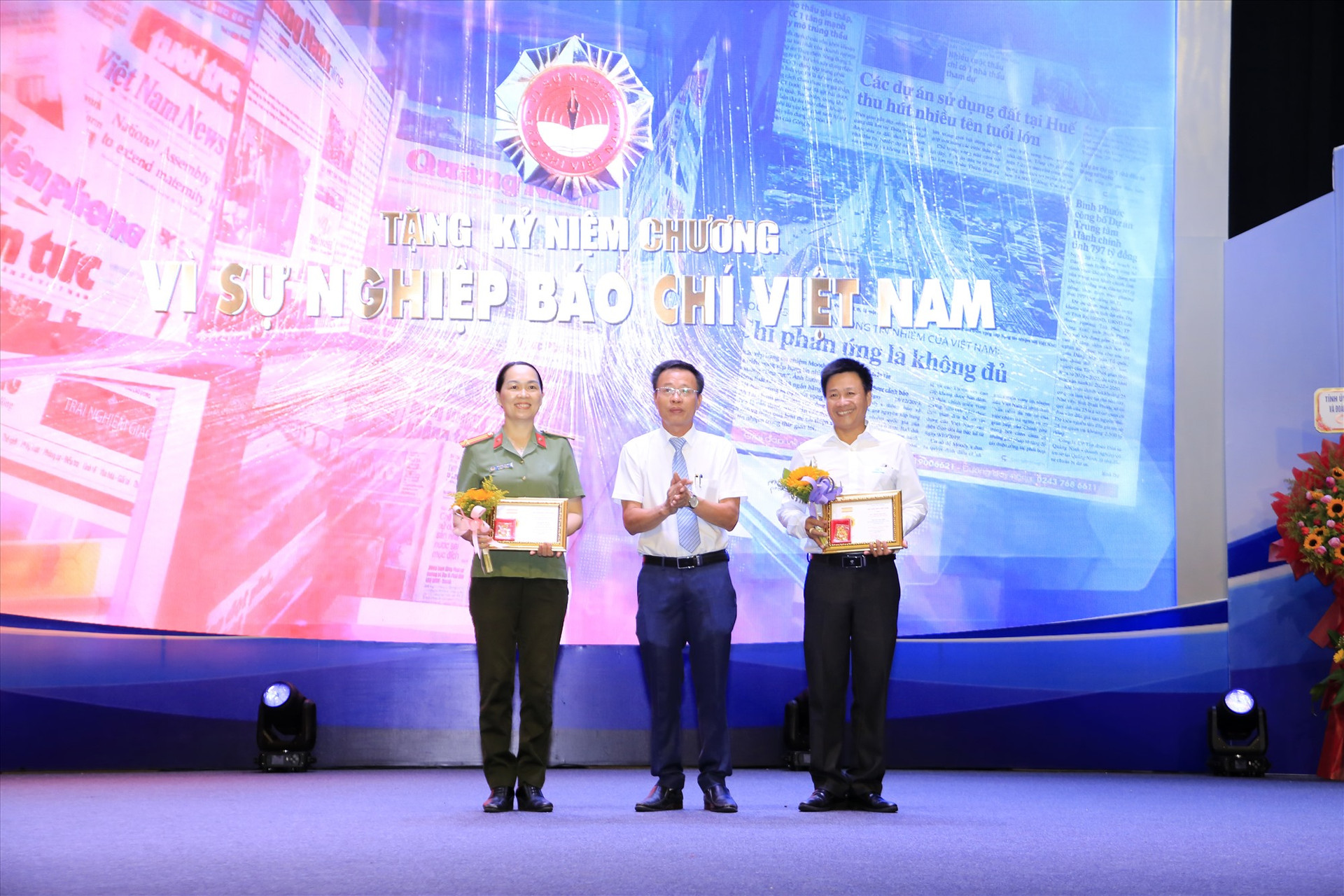 Hội nhà báo tỉnh trao Kỷ niệm chương “Vì sự nghiệp báo chí Việt Nam” cho 2 hội viên tiêu biểu. Ảnh: C.Q