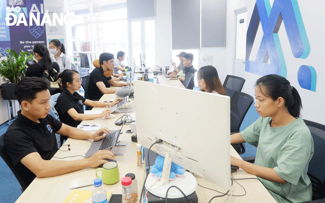 Startup bày tỏ kỳ vọng về thành lập Trung tâm Hỗ trợ khởi nghiệp đổi mới sáng tạo quốc gia tại Đà Nẵng. Trong ảnh: Nhân viên Công ty CP EM&AI làm việc ở tổ hợp đổi mới sáng tạo Vietnam Innovation Hub tại Đà Nẵng. Ảnh: M.Q