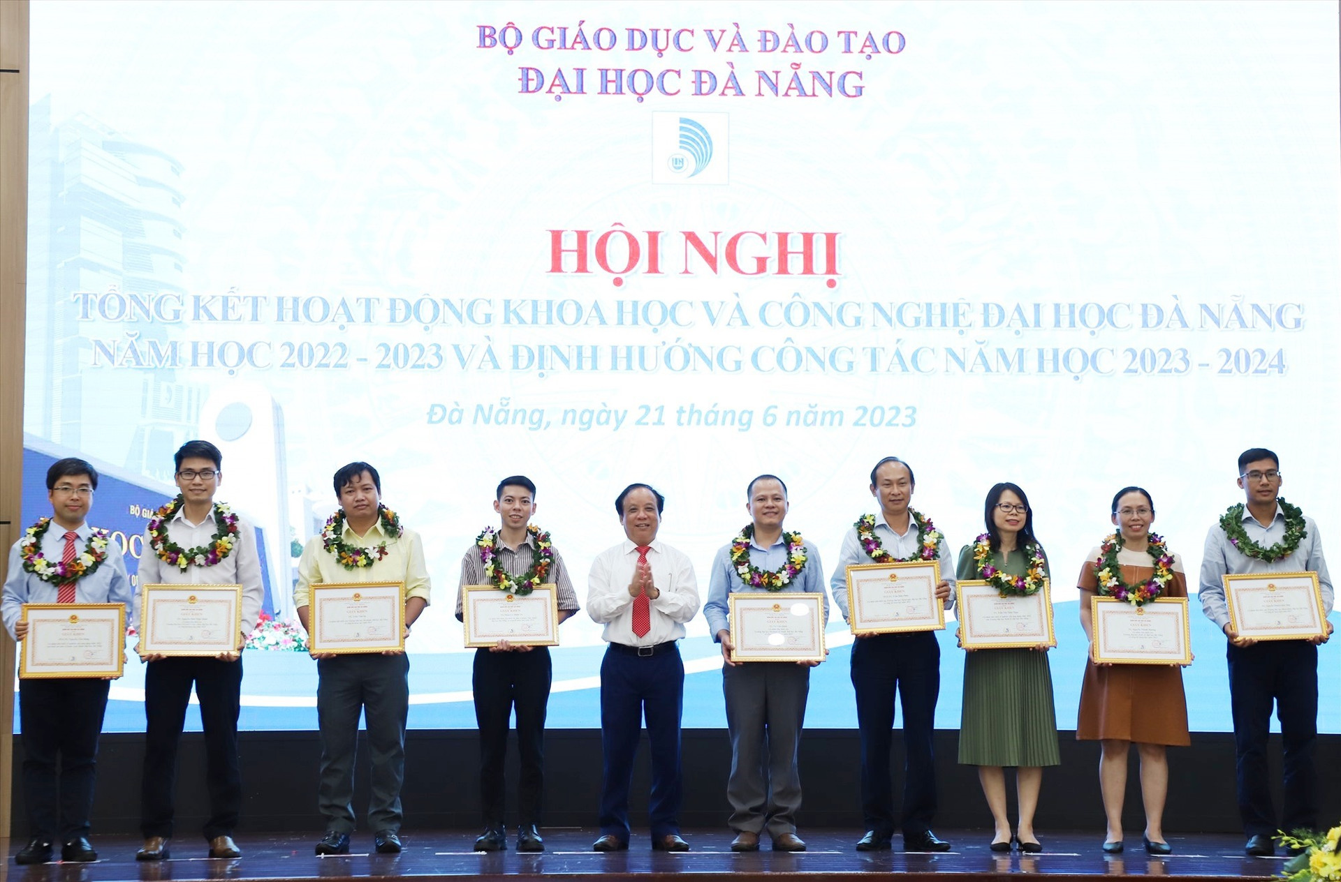 PGS.TS Nguyễn Ngọc Vũ -Giám đốc ĐHĐN (giữa) trao Giấy khen và tặng hoa cho 10 cá nhân tiêu biểu trong hoạt động khoa học công nghệ năm học 2022 -2023. Ảnh QL