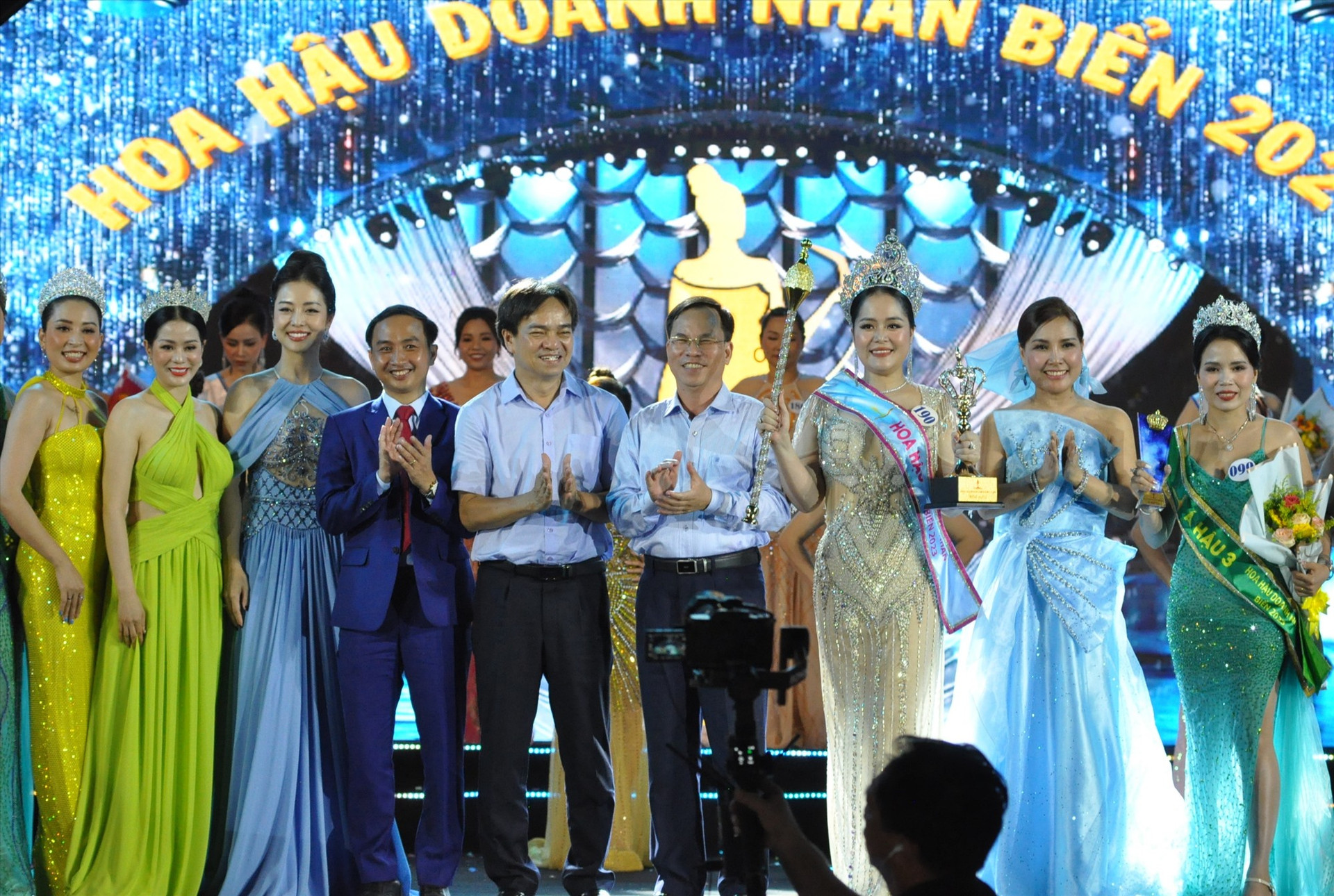 Lễ đăng quang hoa hậu doanh nhân biển của Trương Thị Tú Anh. Ảnh: T.V