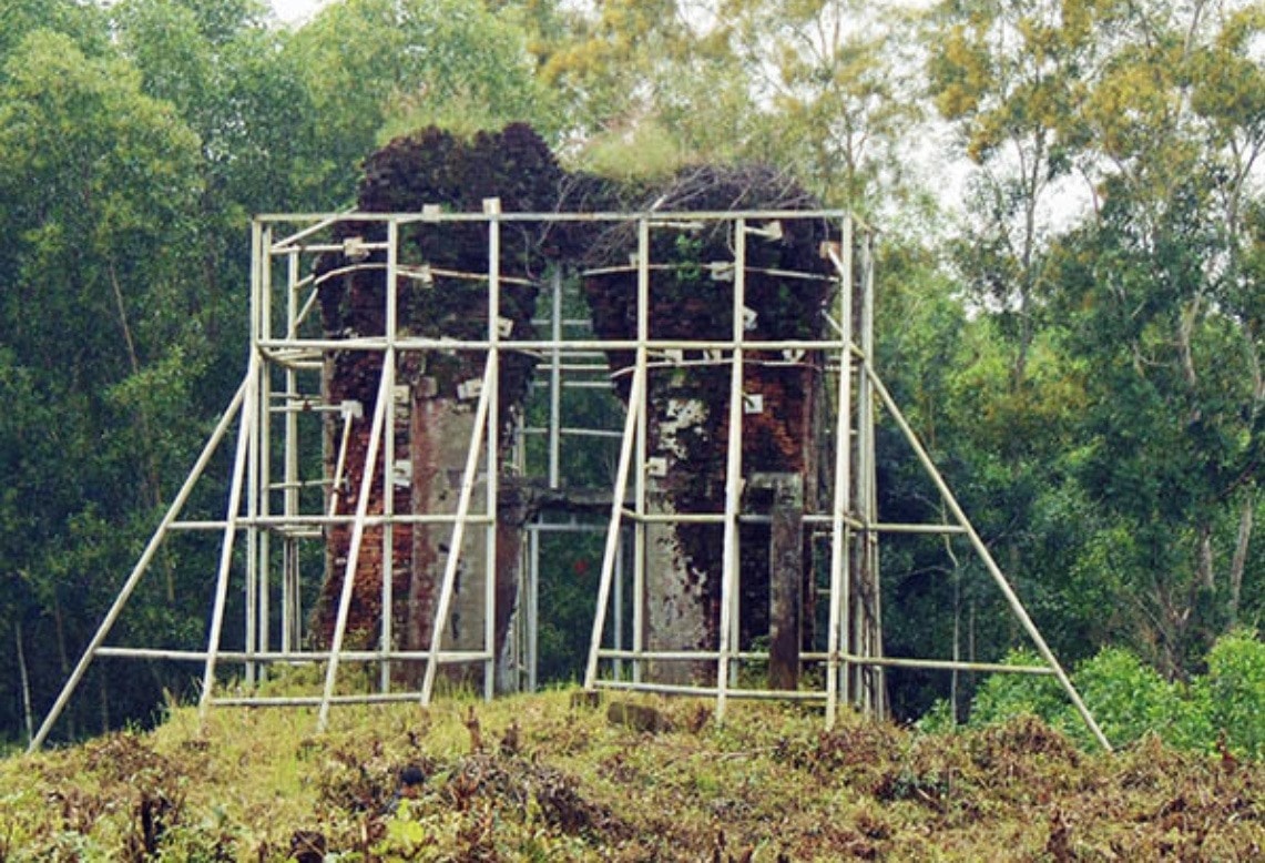 The only wall remaining at Dong Duong Buddhist Monastery