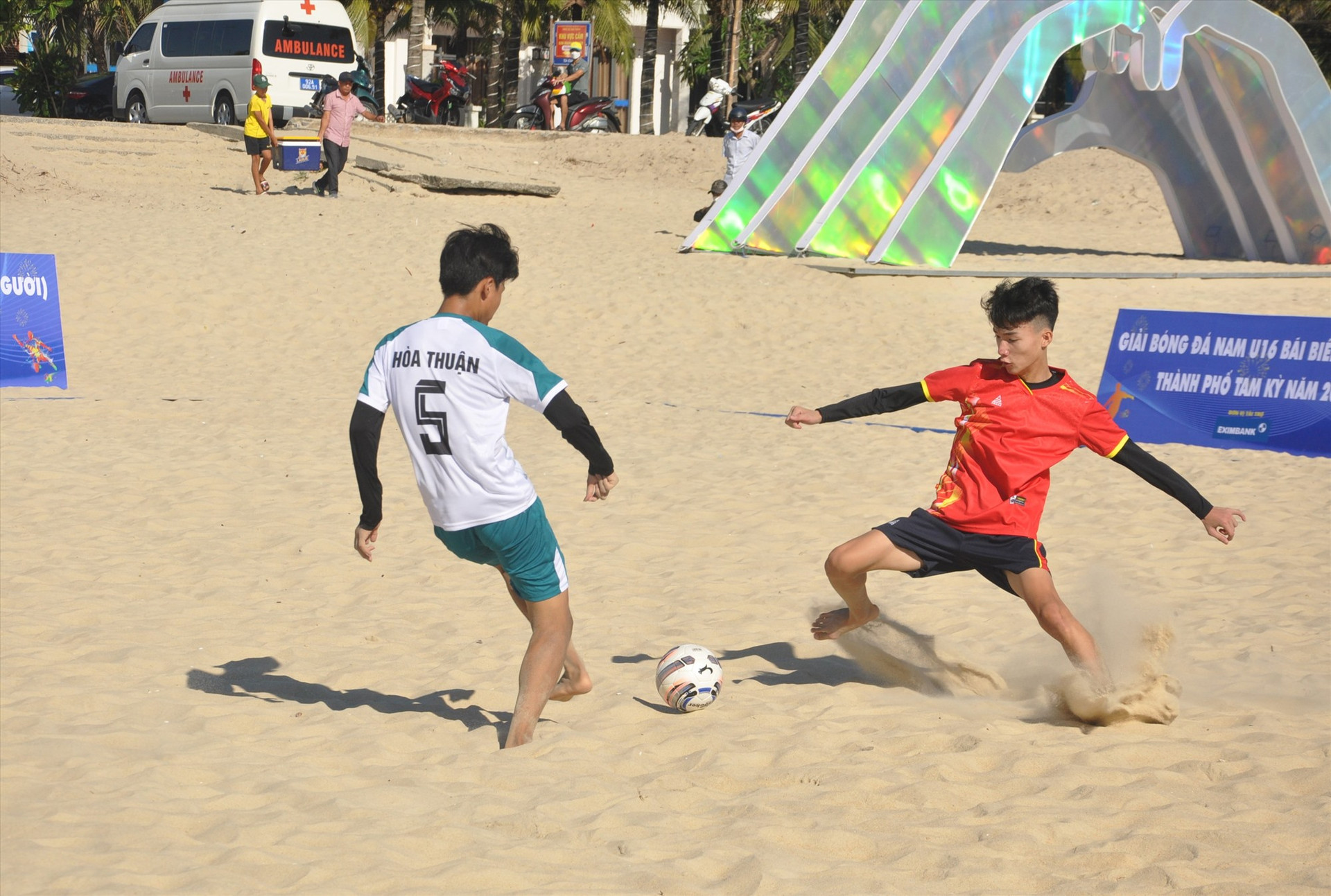 Trận khai màn đã kết thúc với chiến thắng 5-4 dành cho đội U16 Hòa Thuận (áo trắng) trước Tam Ngọc (áo cam). Ảnh: A.S