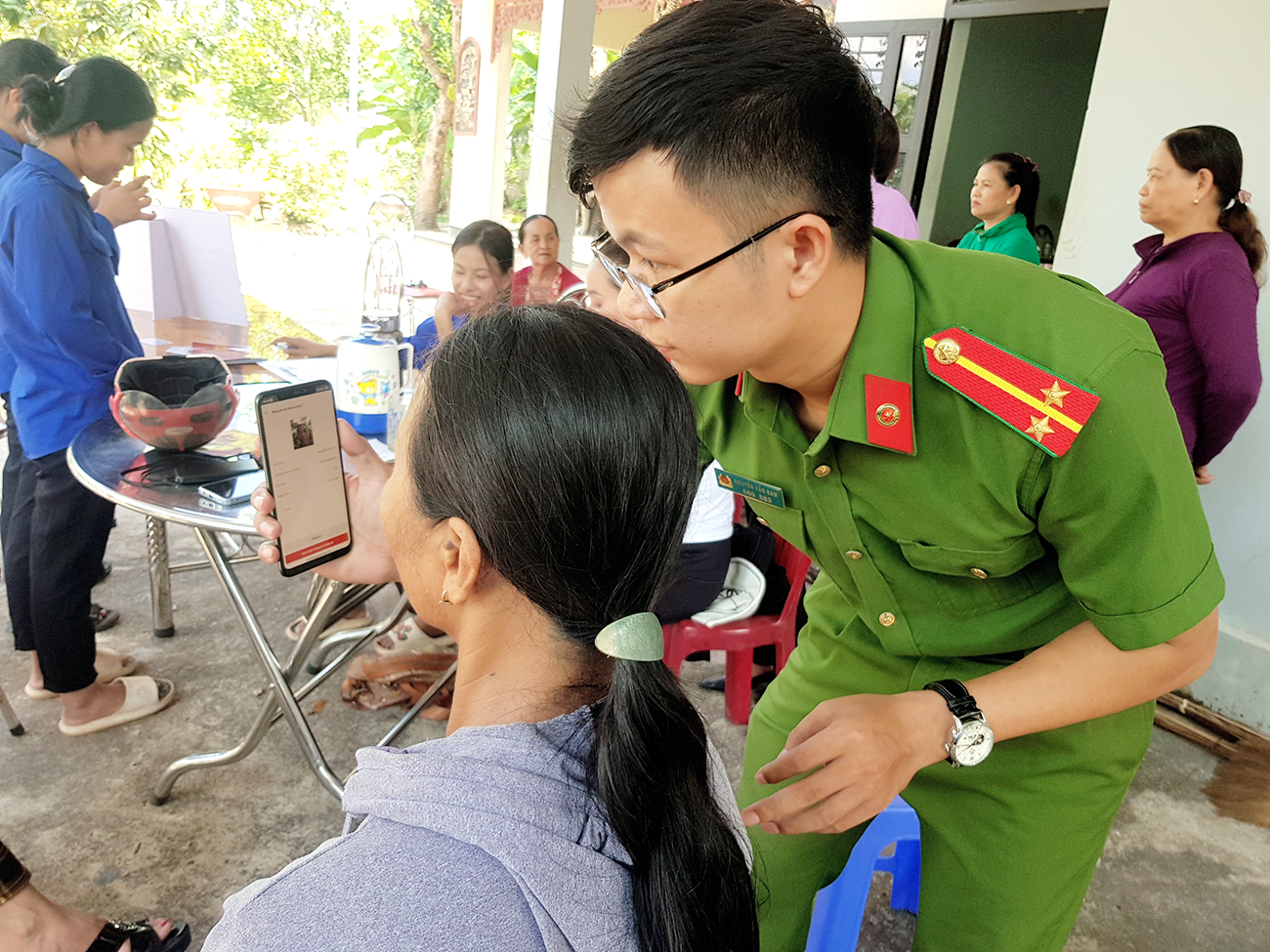 Công an huyện Đại Lộc đến tận nhà hướng dẫn người dẫn cài đặt và sử dụng ứng dụng VNeID.