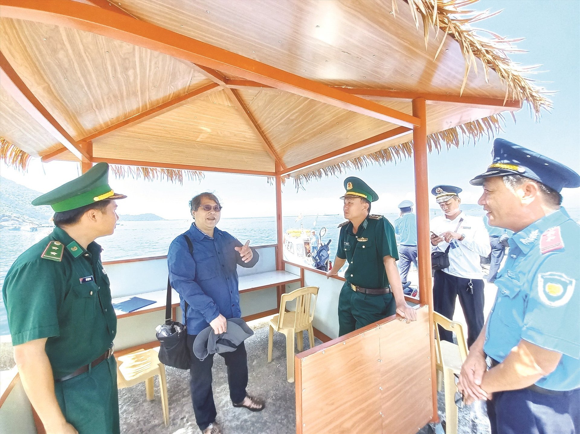 Giám đốc Sở GTVT Văn Anh Tuấn (thứ 2 từ trái sang) kiểm tra hoạt động đón, trả khách tại bến Cù Lao Chàm dịp nghỉ lễ 30/4 và 1/5 vừa qua.