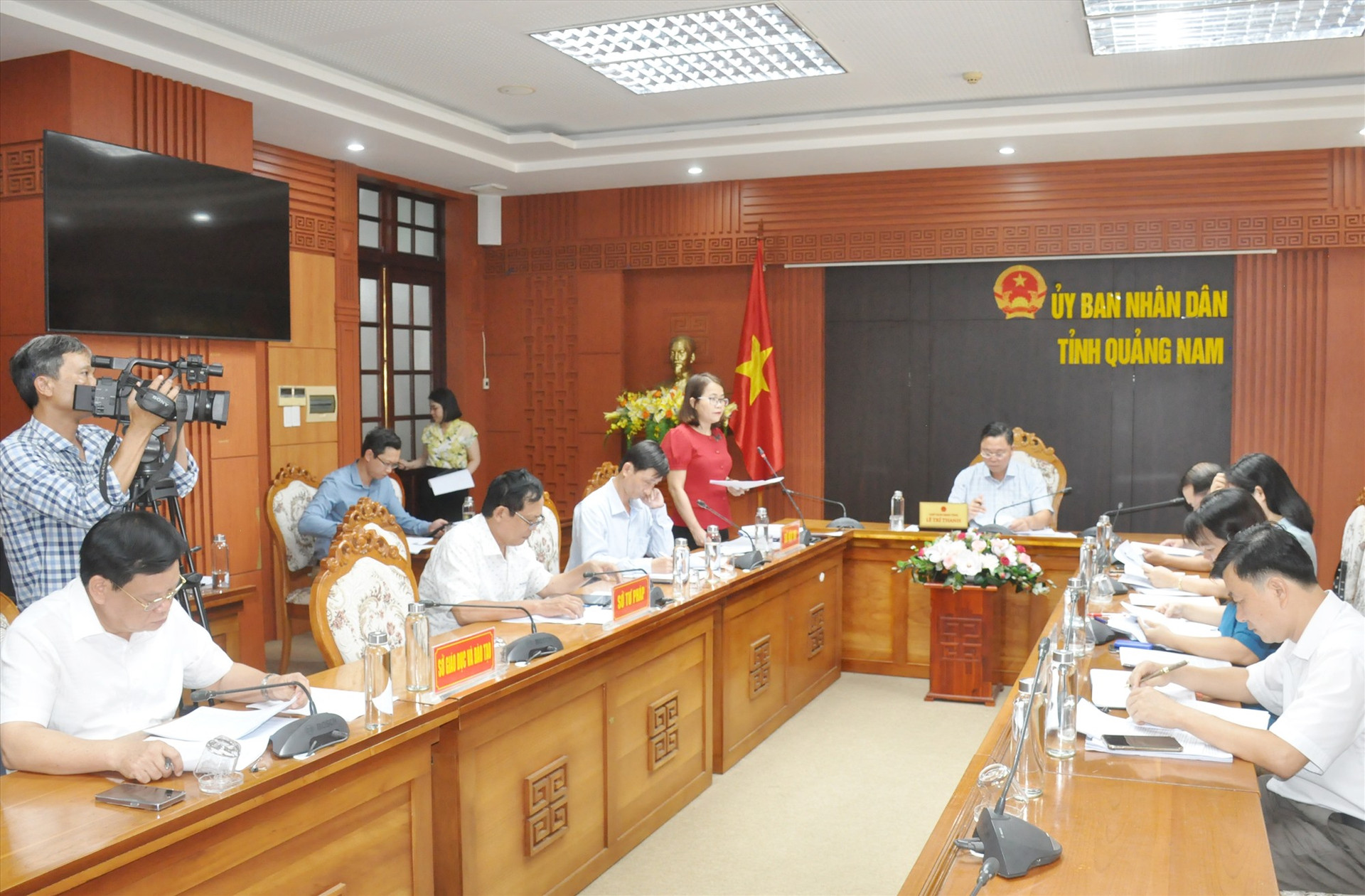 Chủ tịch UBND tỉnh Lê Trí Thanh chủ trì cuộc họp lấy ý kiến góp ý vào các nội dung dự thảo quy định mức hỗ trợ cho cán bộ, công chức, viên chức tỉnh giai đoạn 2023 - 2026. Ảnh: N.Đ