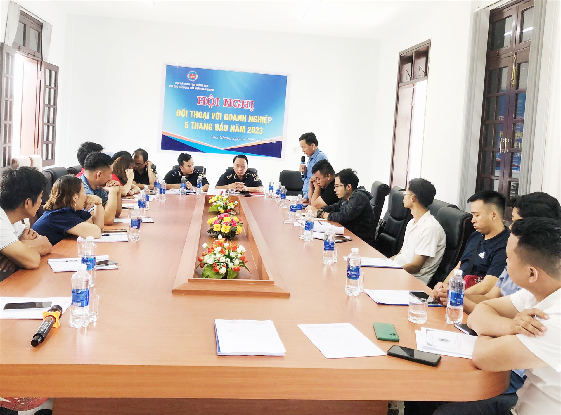 Lãnh đạo, cán bộ của Chi cục Hải quan cửa khẩu Nam Giang trả lời các câu hỏi của doanh nghiệp tại phiên đối thoại Hải quan - doanh nghiệp 2023 mở ngày 21/6/2023 Ảnh TD