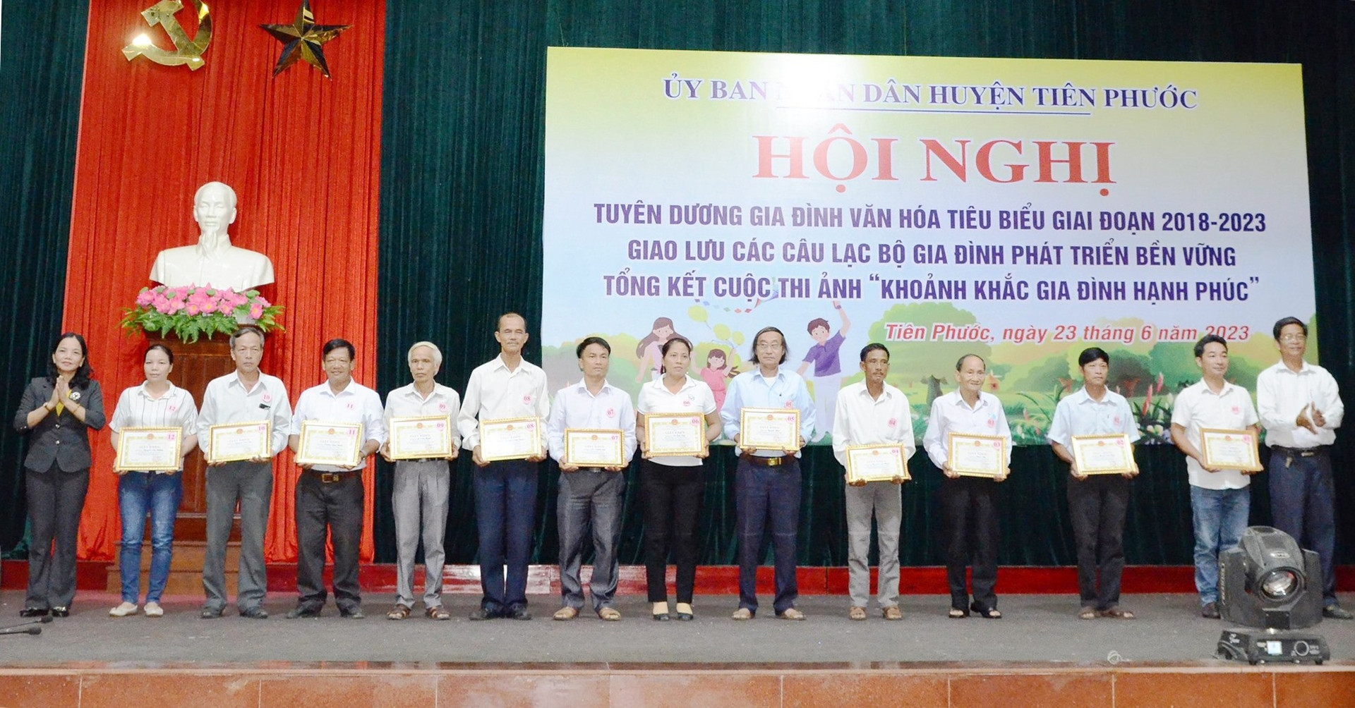 Lãnh đạo huyện Tiên Phước tuyên dương khen thưởng các gia đình có thành tích tiêu biểu trong phong trào xây dựng “Gia đình văn hóa” giai đoạn 2017-2022. Ảnh:N.HƯNG