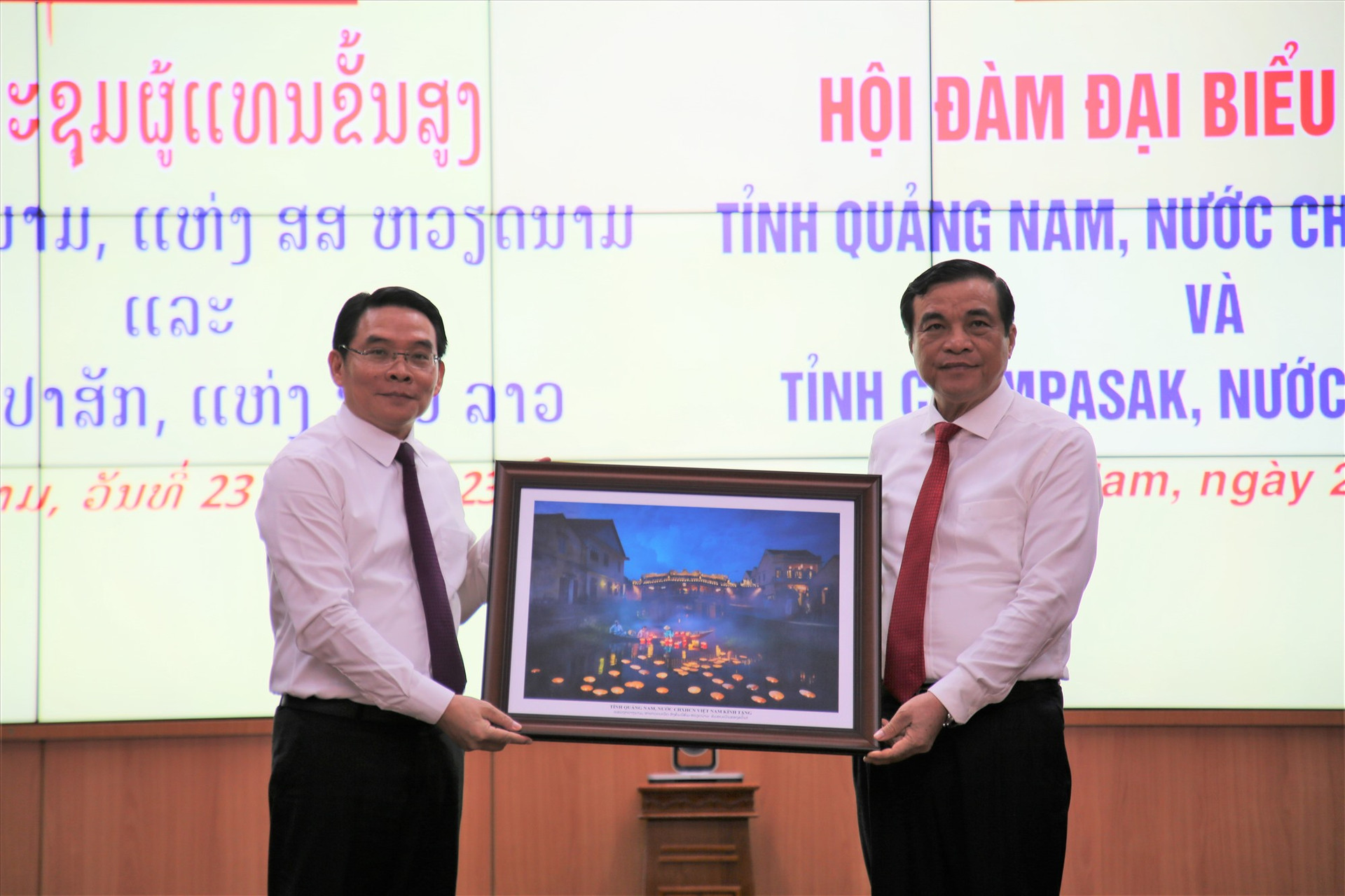 Bí thư Tỉnh ủy Phan Việt Cường (bên phải) tặng quà cho trưởng đoàn của tỉnh Chămpasak. Ảnh: A.N