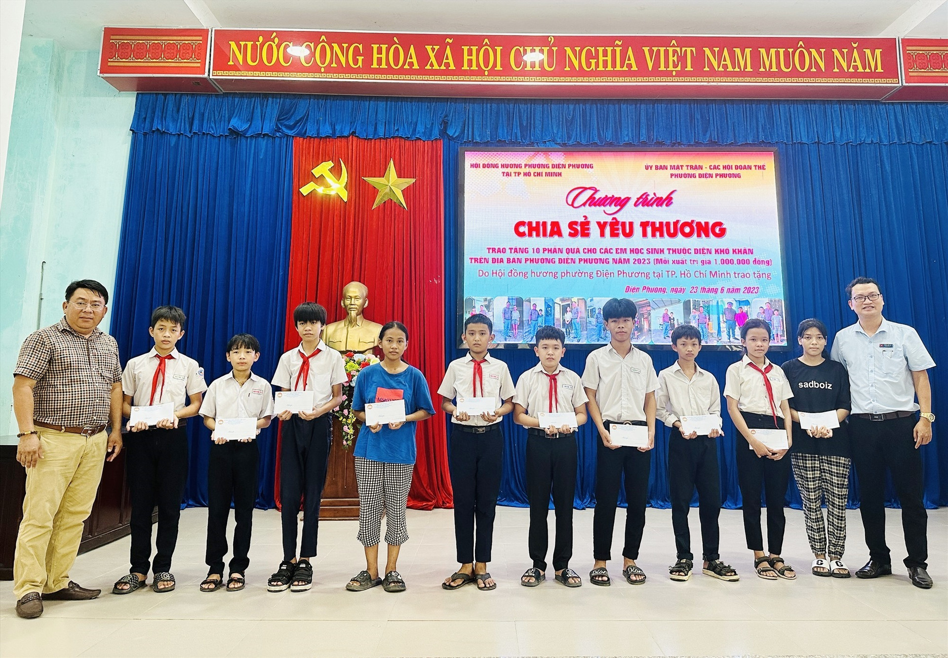 Trao quà học sinh phường Điện Phương. Ảnh: P.V