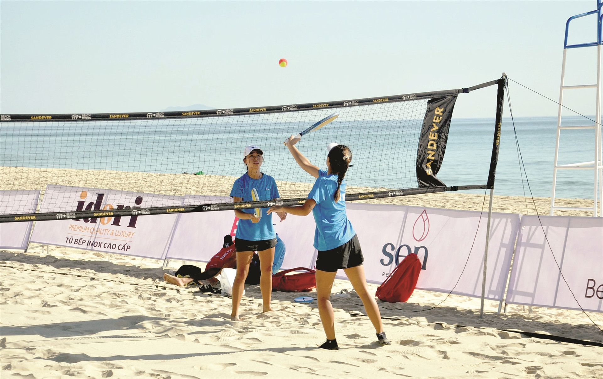 Quần vợt bãi biển là môn thể thao mới tại Việt Nam, cách thi đấu hiểu nôm na giống như cầu lông.