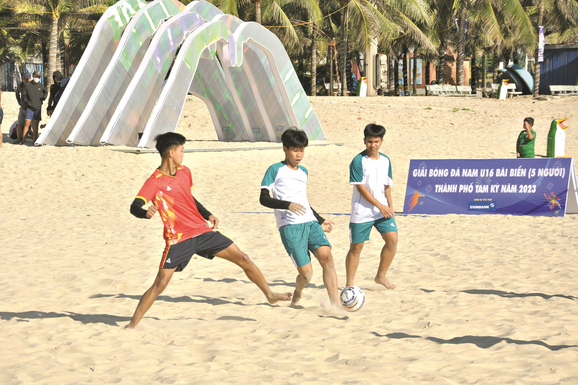Lần đầu tổ chức, giải bóng đá U16 nam 5 người Tam Kỳ thu hút 12 đội bóng xã, phường dự tranh.