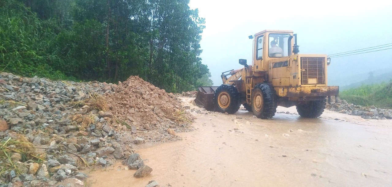 Xúc dọn đất, đá sạt lở gây cản trở lưu thông trên quốc lộ 24C (huyện Bắc Trà My - huyện Trà Bồng, Quảng Ngãi) trong mùa mưa bão năm 2022.