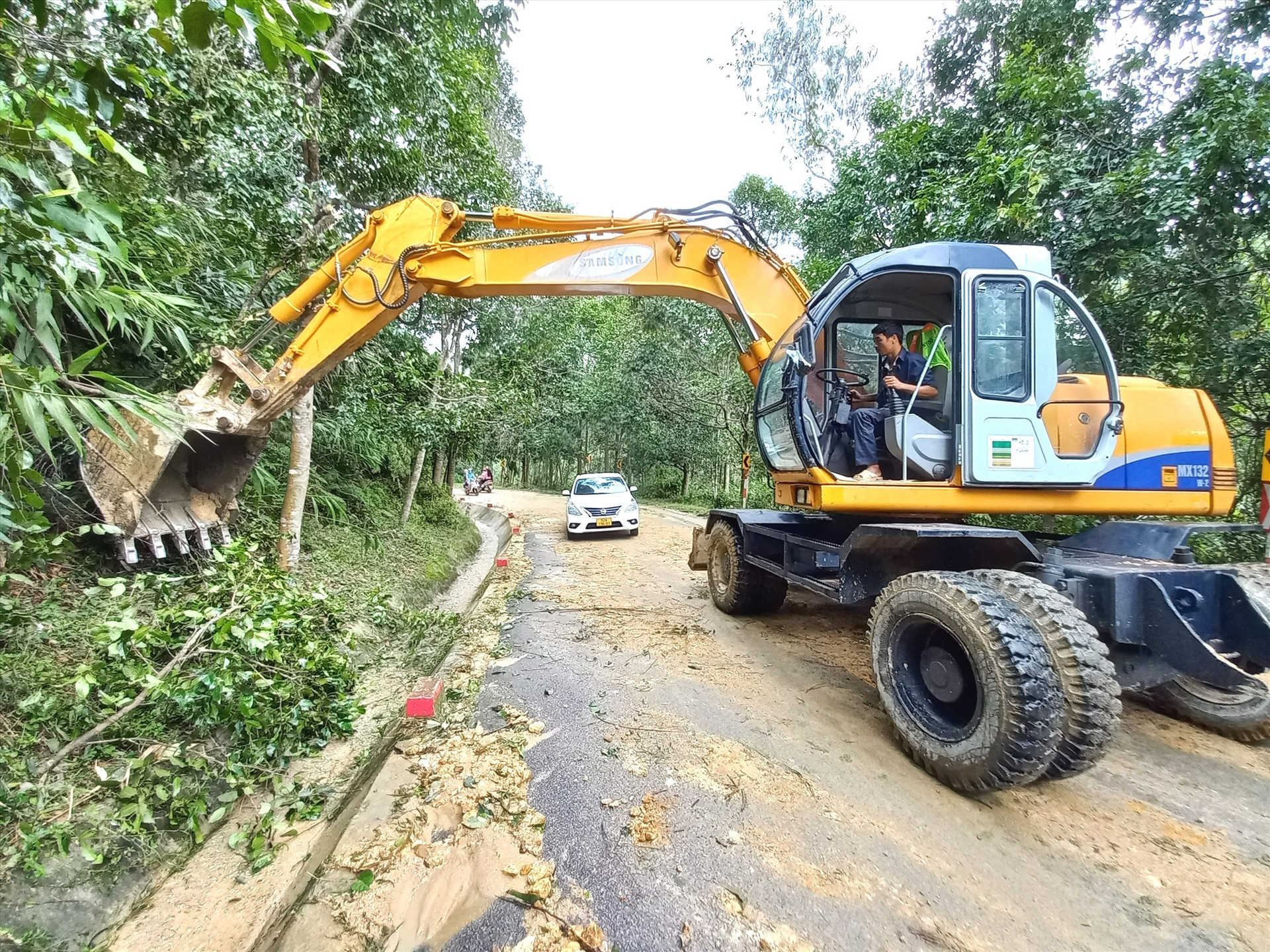 Dọn đất đá, cây cối ngã đổ trên tuyến ĐT611 (huyện Quế Sơn - huyện Nông Sơn) mùa mưa bão 2022.