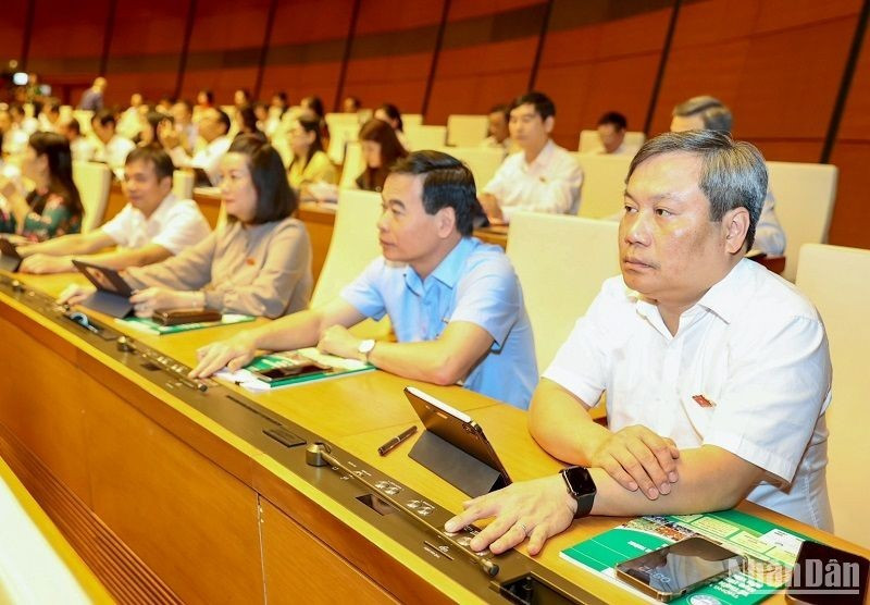 Các đại biểu Quốc hội biểu quyết thông qua Luật sửa đổi, bổ sung một số điều của Luật Xuất cảnh, nhập cảnh của công dân Việt Nam và Luật Nhập cảnh, xuất cảnh, quá cảnh, cư trú của người nước ngoài tại Việt Nam. (Ảnh: DUY LINH)