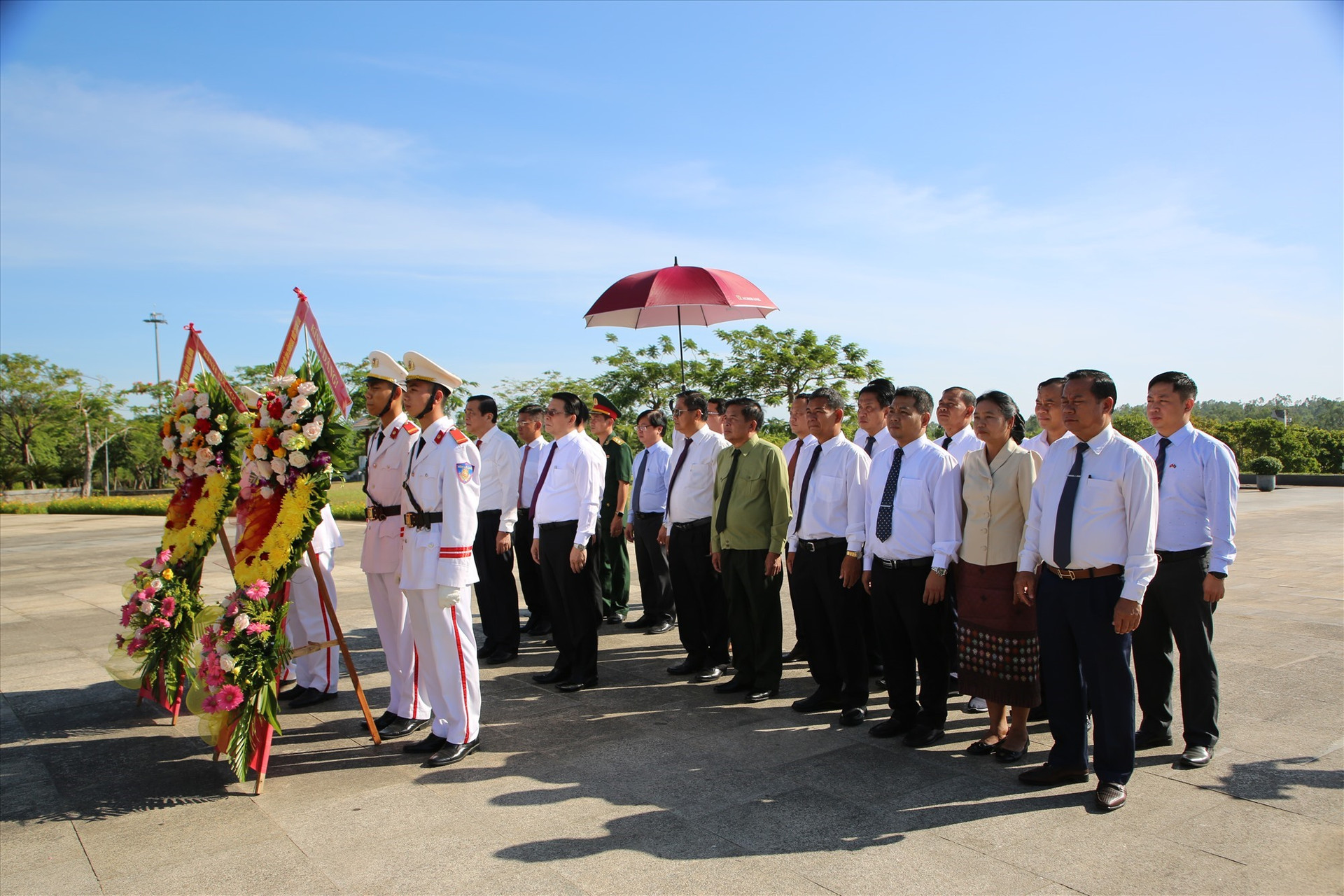 Leaders of Quang Nam and Champasak provinces at the Vietnamese Heroic Mother Statue (Tam Ky city, Quang Nam province)