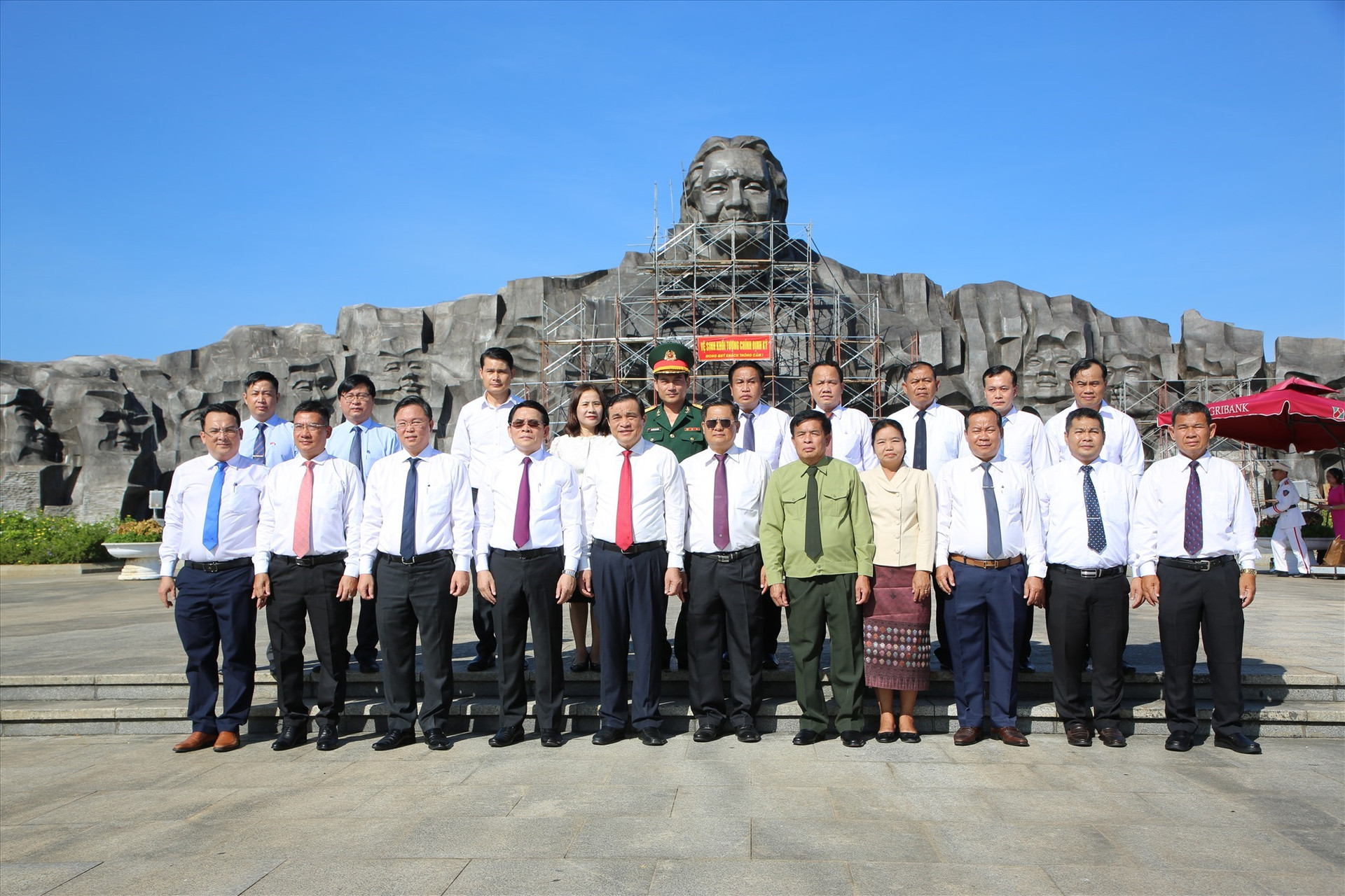 The delegations of Champasak and Quang Nam at the Vietnamese Heroic Mother Statue (Tam Ky city, Quang Nam province) on 23 May