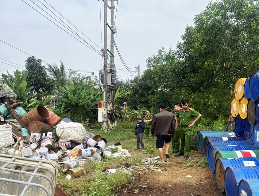 Phòng Cảnh sát môi trường kiểm tra, phát hiện một công ty tập kết rác thải không đúng quy định.