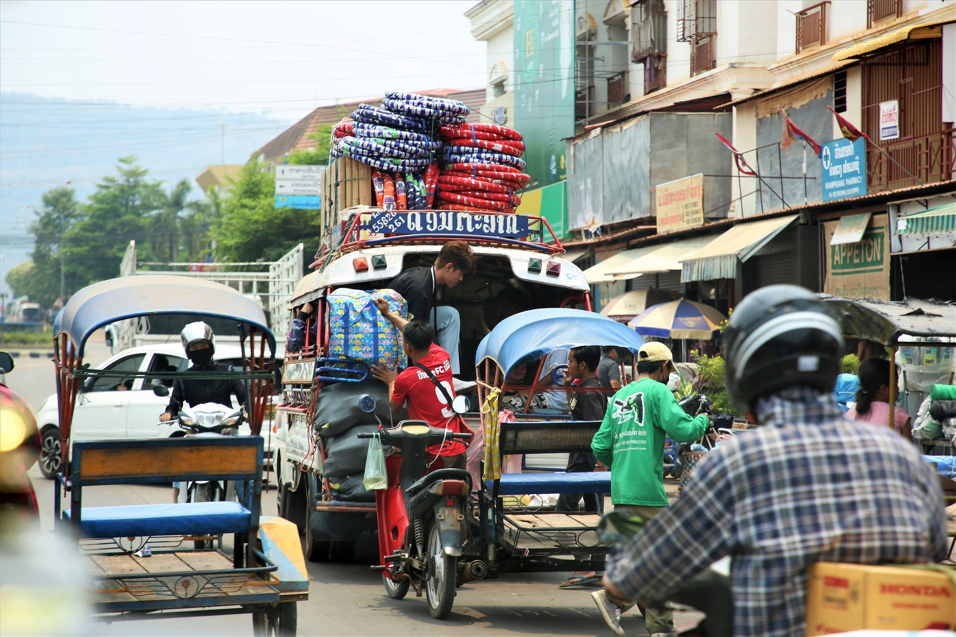 Thị trường Nam Lào, thông qua tuyến Hành lang kinh tế Đông Tây được kỳ vọng sẽ là điểm kết nối giao thương tiềm năng của Việt Nam. Ảnh: ALĂNG NGƯỚC
