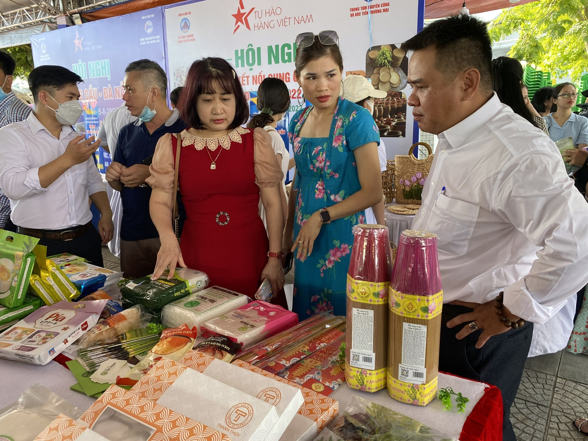 Việc tham gia hội chợ, diễn đàn quốc tế đã giúp doanh nghiệp Quảng Nam trao đổi, kết nối thương mại với nhiều đối tác Lào, Thái Lan... Ảnh: V.L
