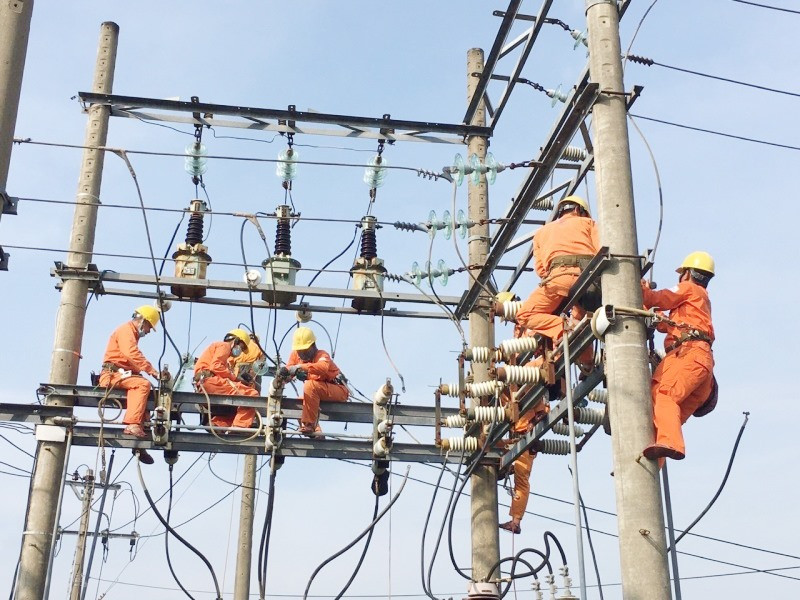 PC Quảng Nam tăng cường công tác vệ sinh, bảo dưỡng lưới điện đảm bảo cung cấp điện mùa khô 2023. Ảnh: P.V