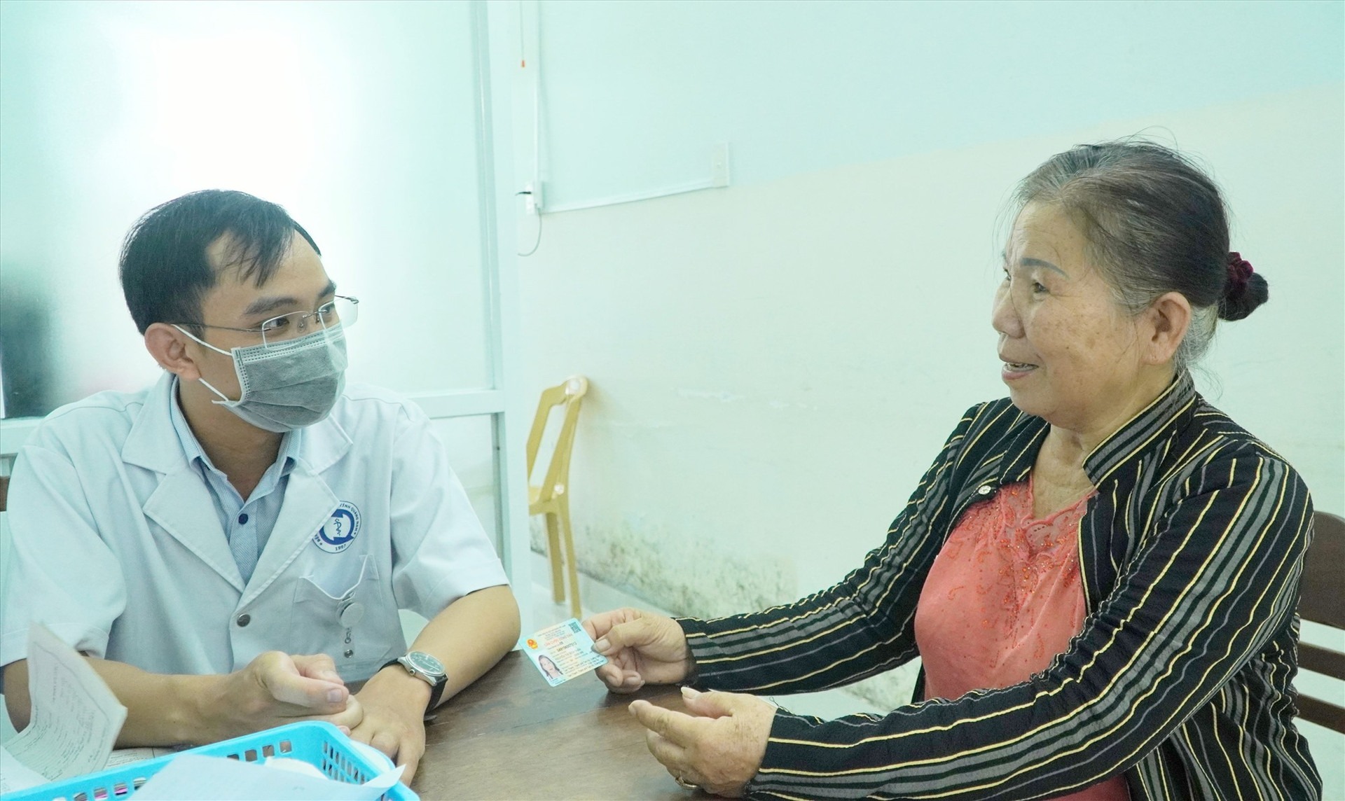 Bà Nguyễn Thị Bích Thấn (xã Tam Thanh, TP Tam Kỳ) khám bệnh bằng thẻ CCCD gắn chíp. Ảnh: VĂN TOÀN