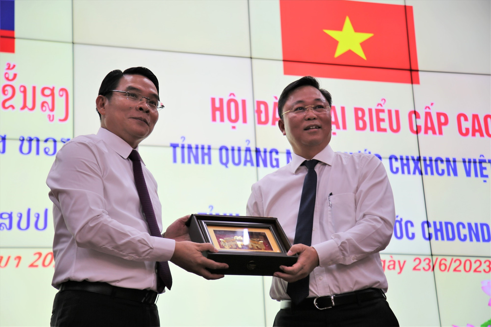 Le Tri Thanh (right) giving a gift to Vilayvong Bouddakham