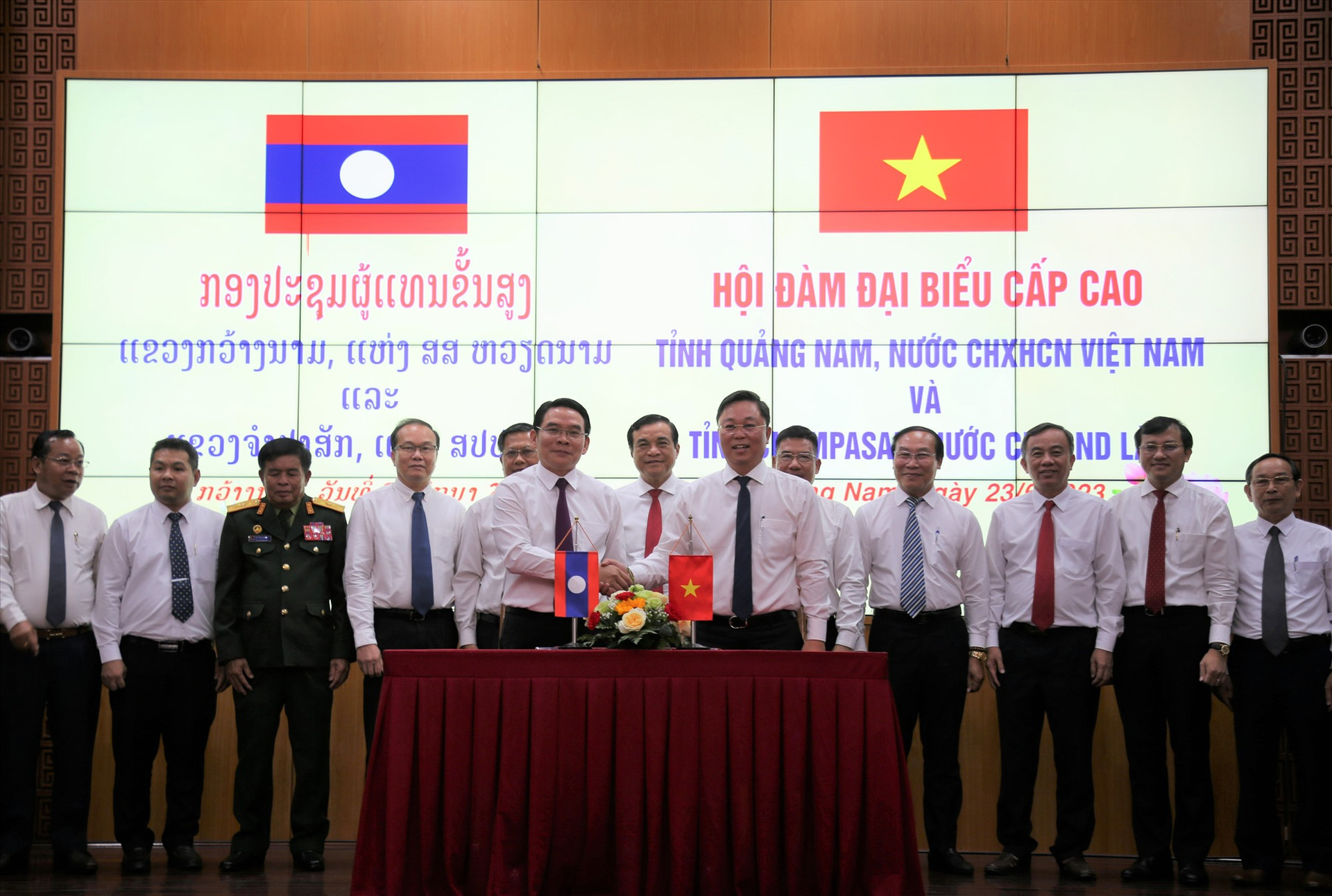 Lãnh đạo hai tỉnh Quảng Nam và Chăpasak ký kết các nội dung hợp tác phát triển thời gian đến. Ảnh: ALĂNG NGƯỚC