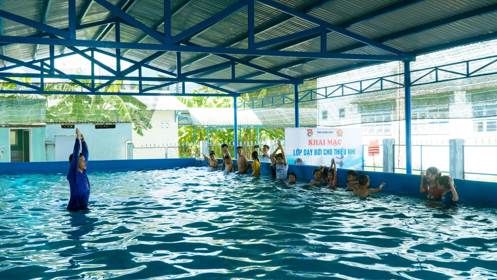Trang bị kỹ năng bơi lội phòng chống tai nạn đuối nước là điều cần thiết đối với trẻ em. Ảnh: X.Đ