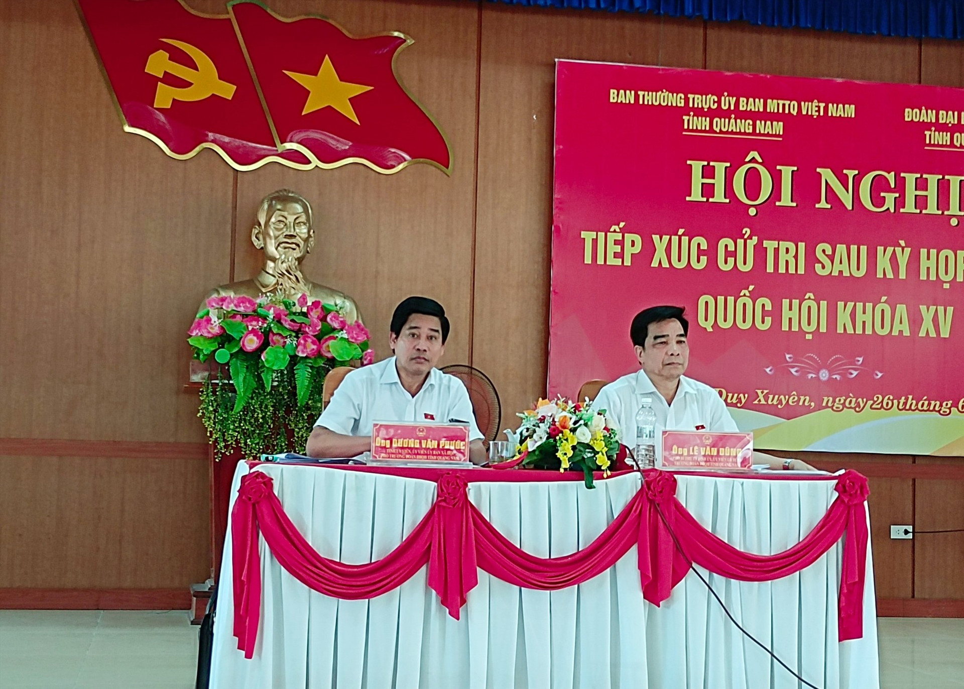 Các ĐBQH Lê Văn Dũng và Dương Văn Phước chủ trì cuộc tiếp xúc cử tri huyện Duy Xuyên.   Ảnh: VĂN SỰ