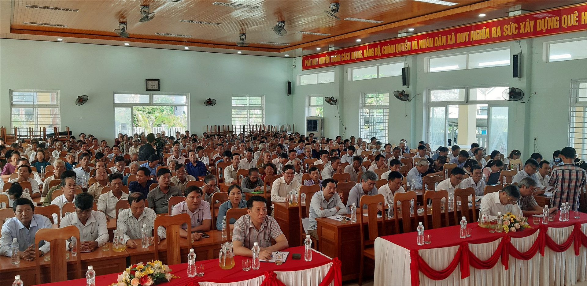 Đông đảo cử tri huyện Duy Xuyên tham dự buổi tiếp xúc với Đoàn ĐBQH tỉnh.  Ảnh: VĂN SỰ