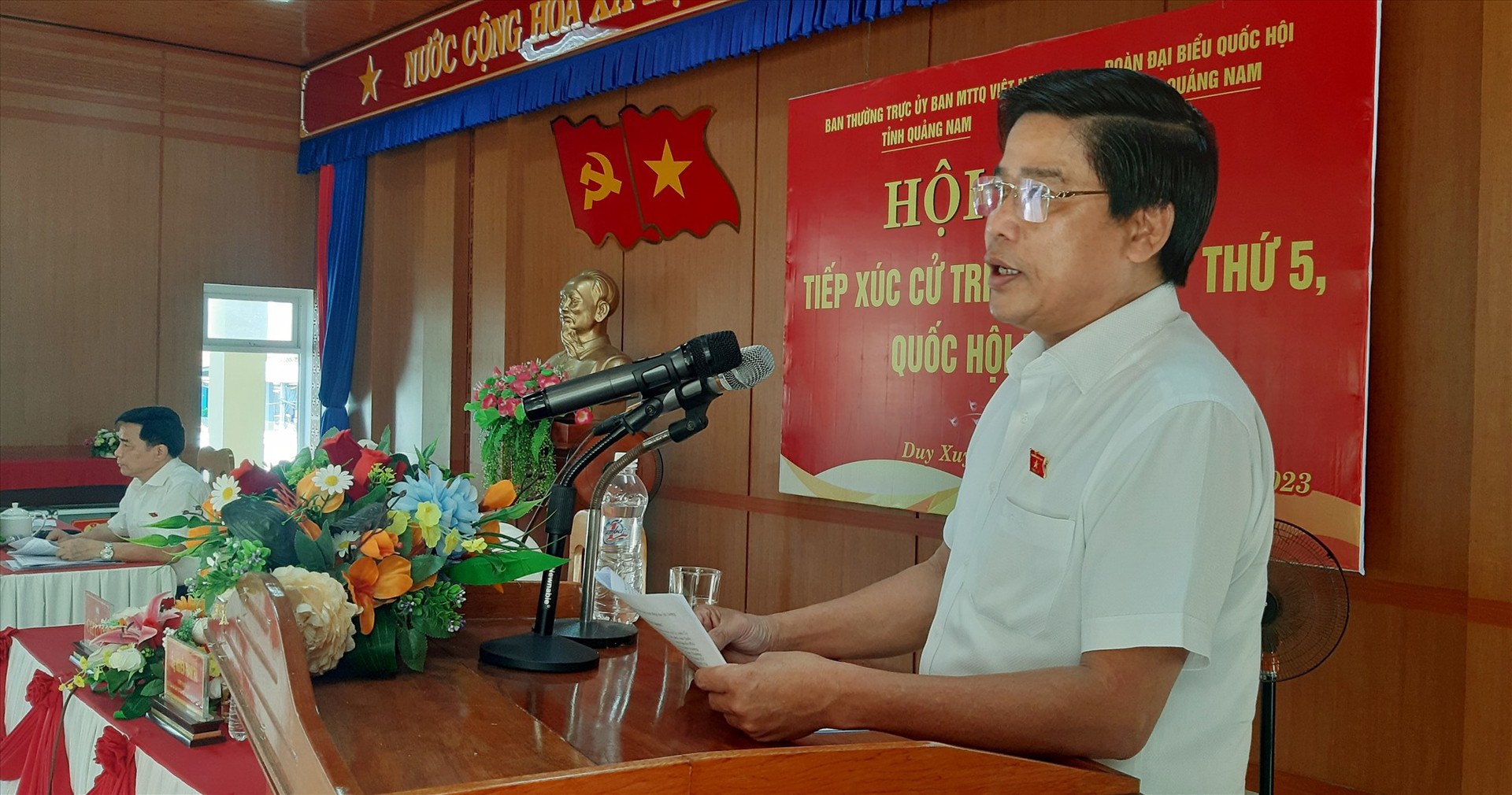 Ông Dương Văn Phước báo cáo khái quát với cử tri huyện Duy Xuyên kết quả của kỳ họp thứ 5, Quốc hội khóa XV.     Ảnh: VĂN SỰ
