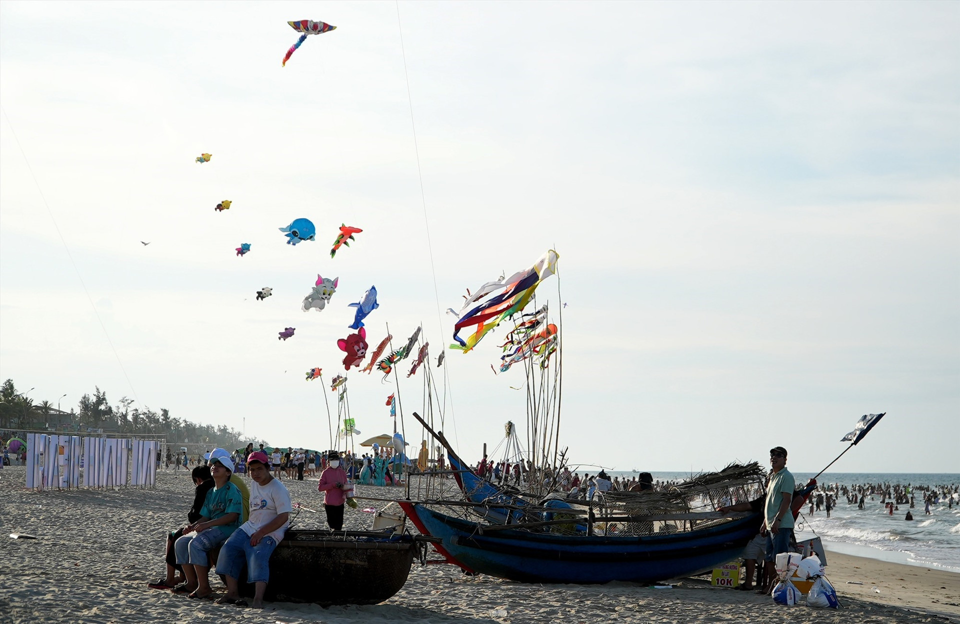 Bustling Tam Thanh beach during the festival