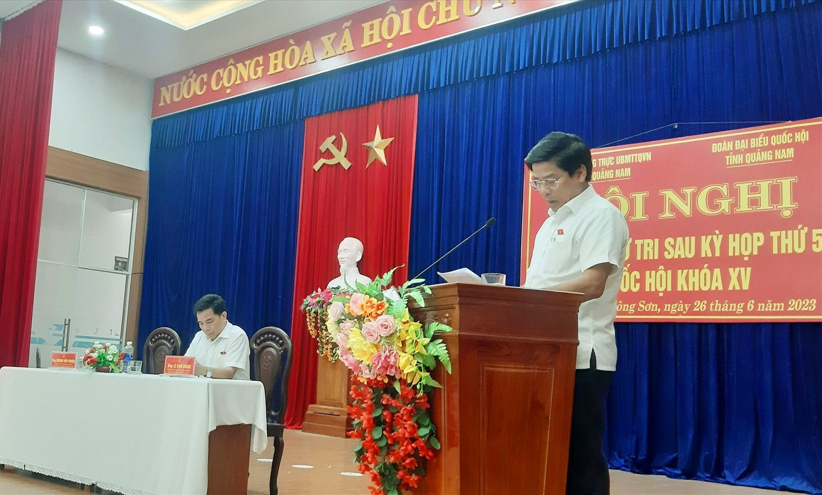 Ông Dương Văn Phước báo cáo với cử tri huyện Nông Sơn những kết quả nổi bật của kỳ họp thứ 5, Quốc hội khóa XV. Ảnh: VĂN SỰ
