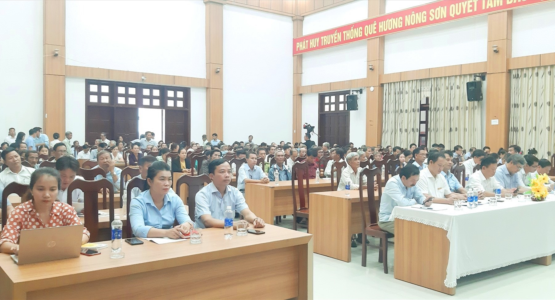 Hàng trăm cử tri huyện Nông Sơn tham dự cuộc tiếp xúc với Đoàn ĐBQH tỉnh. Ảnh: VĂN SỰ