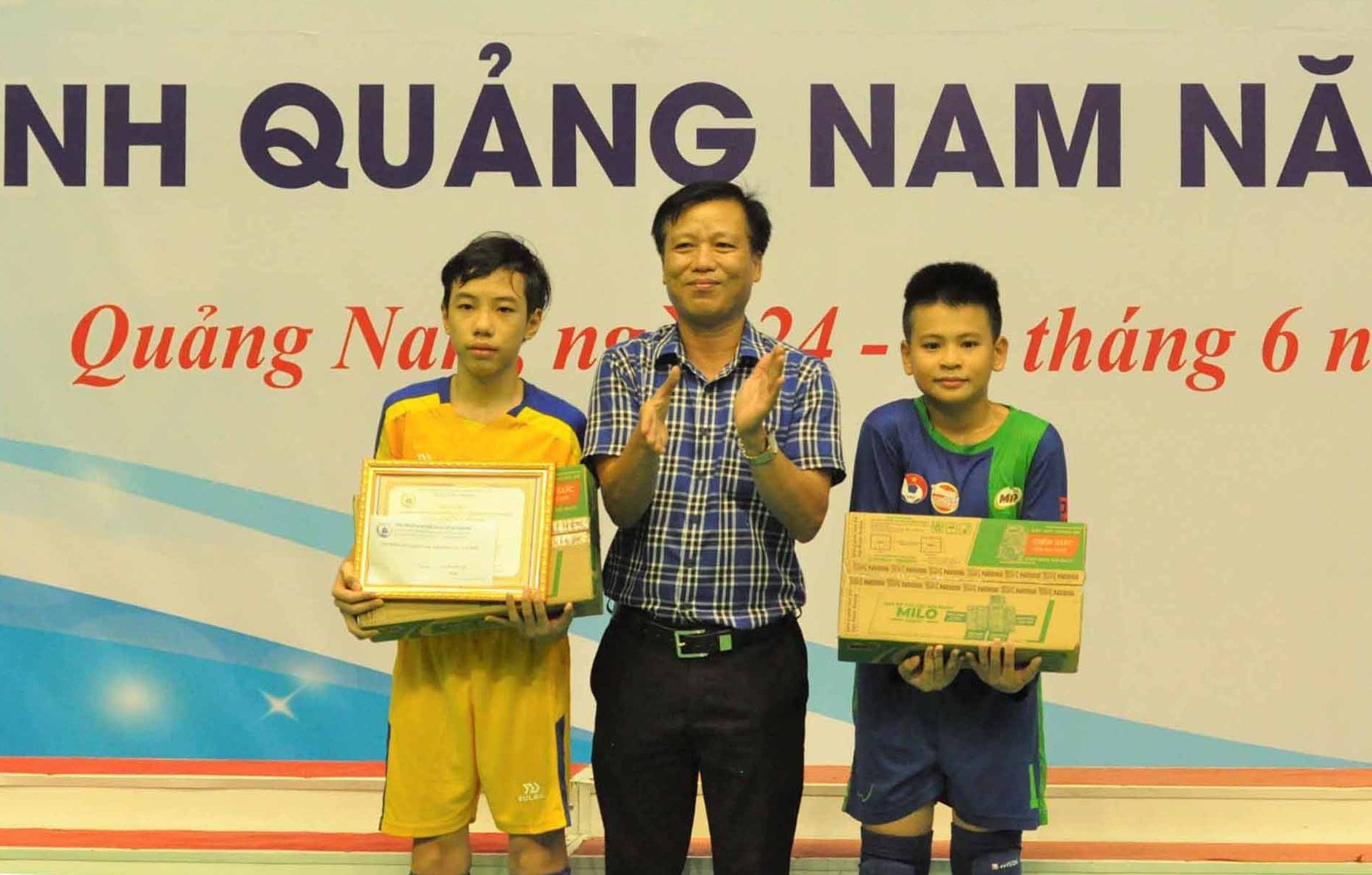Trao danh hiệu cầu thủ xuất sắc nhất cho Huỳnh Thế Bách (Núi Thành) và thủ môn xuất sắc nhất cho Nguyễn Trần Hoàng (Viết Mẫn 2 Tam Kỳ). Ảnh: T.V