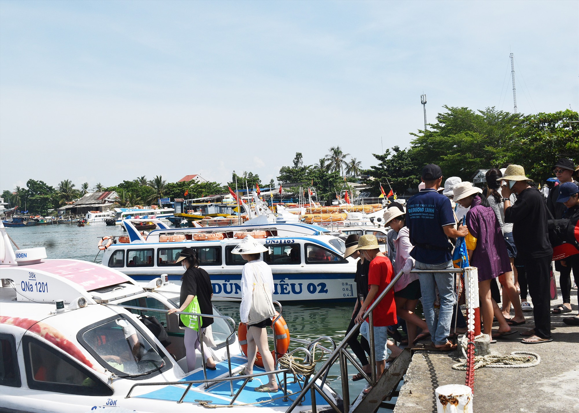 Hàng nghìn du khách tham quan đảo Cù Lao Chàm mỗi ngày. Ảnh: P.H